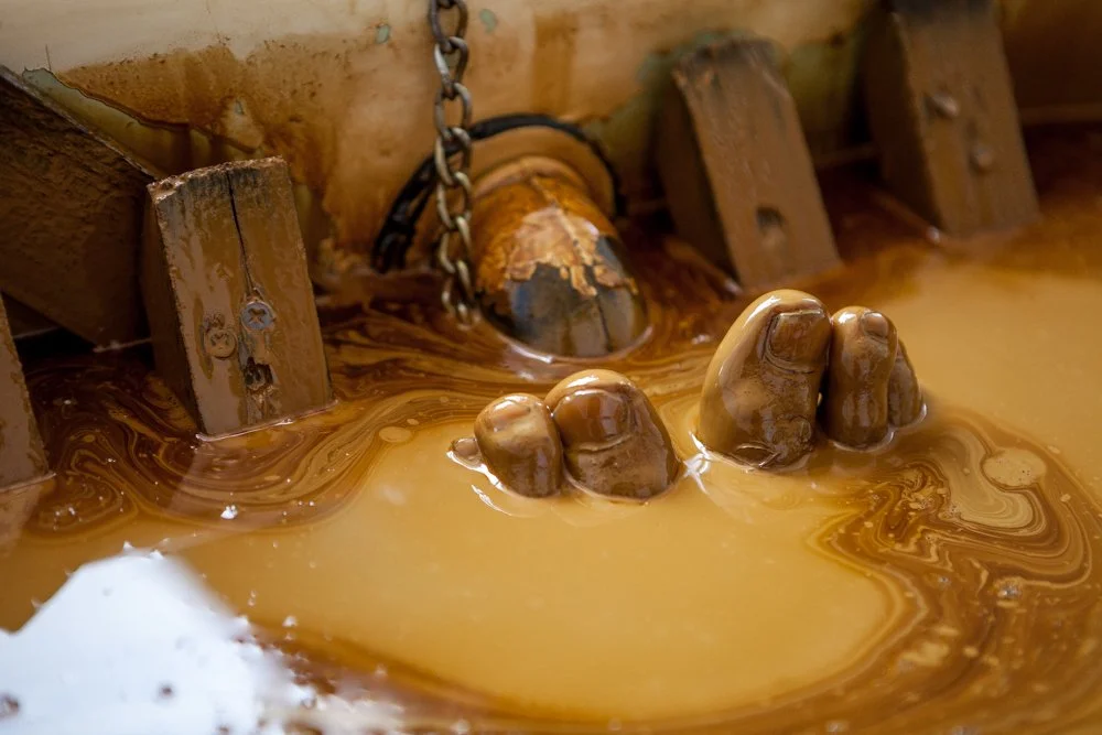 Doigts de pied émergeant du pétrole dans une vieille baignoire.