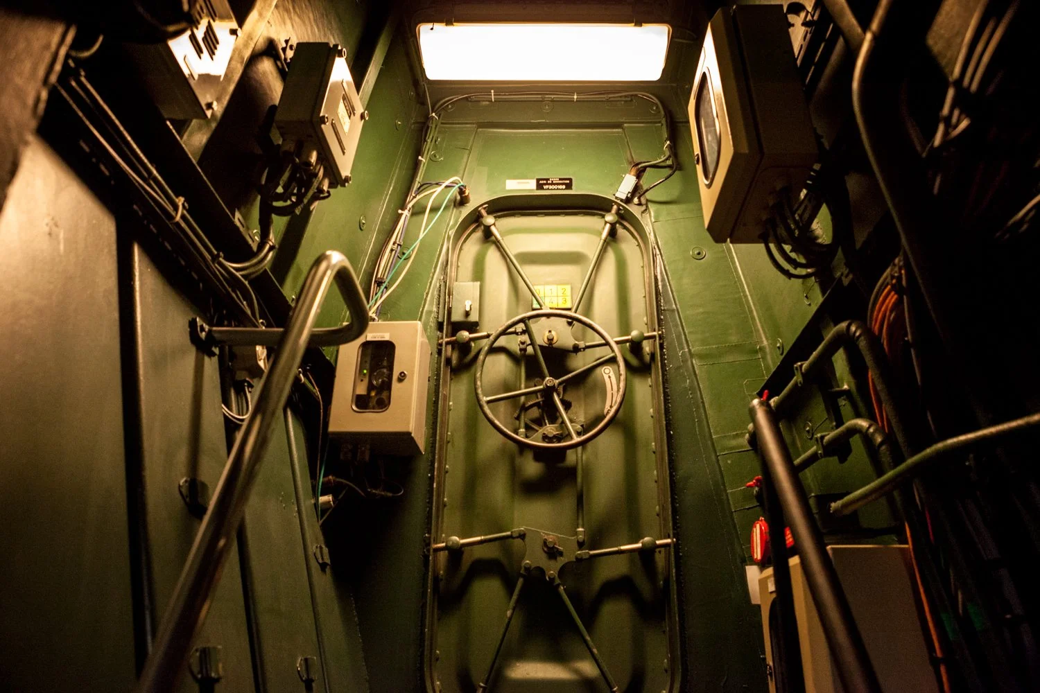 Intérieur d'une coursive de frégate militaire.