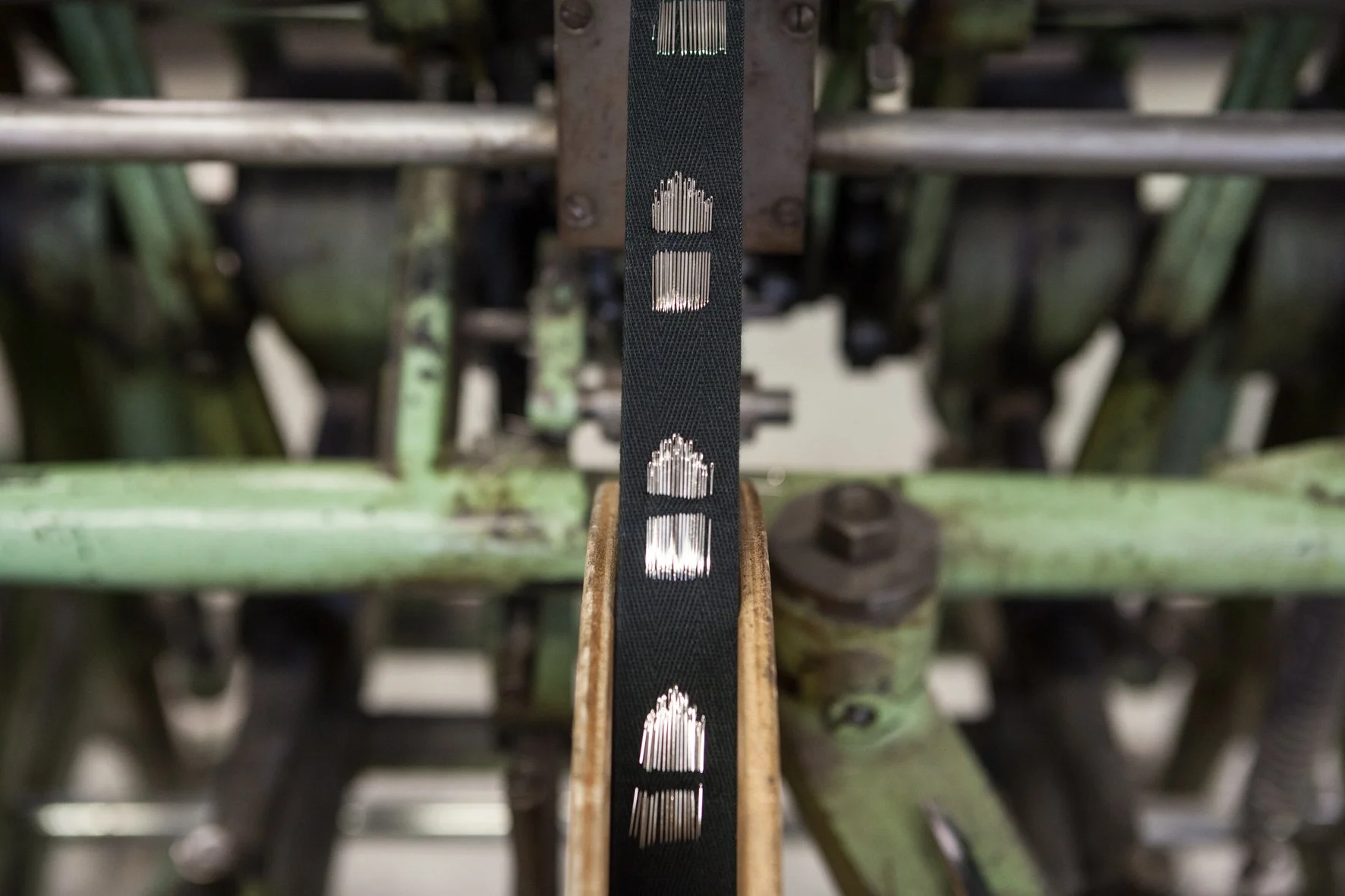 Un atelier de fabrication d'aiguilles, avec une structure métallique rouillée en arrière-plan.