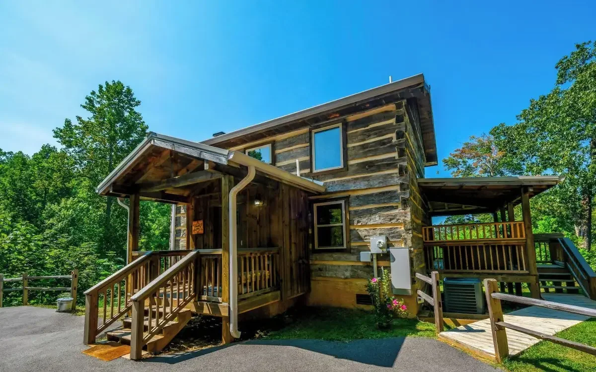 Sherriff's cabin authentic log cabin exterior in Gatlinburg Tennessee with mountain views - Timberidge Cabins