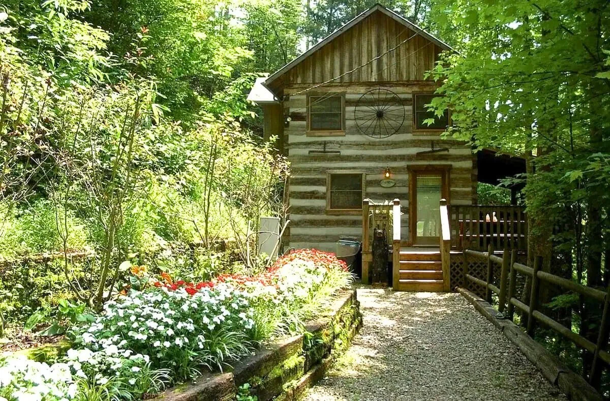 Duckpond authentic log cabin exterior in Gatlinburg Tennessee with mountain views - Timberidge Cabins