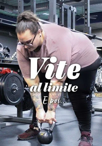 Una donna mentre solleva un kettlebell in palestra con il testo 'Vite al limite E poi...'