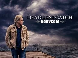 Uomo in esterna su un molo di fronte al mare con cielo nuvoloso, titolo 'Deadlist Catch Norvegia'