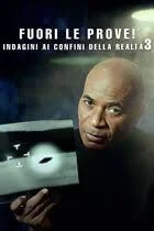 Poster di un film con un uomo che tiene una radiografia, sfondo scuro. Titolo in italiano: 'Fuori le prove! Indagini ai confini della realtà 3'.