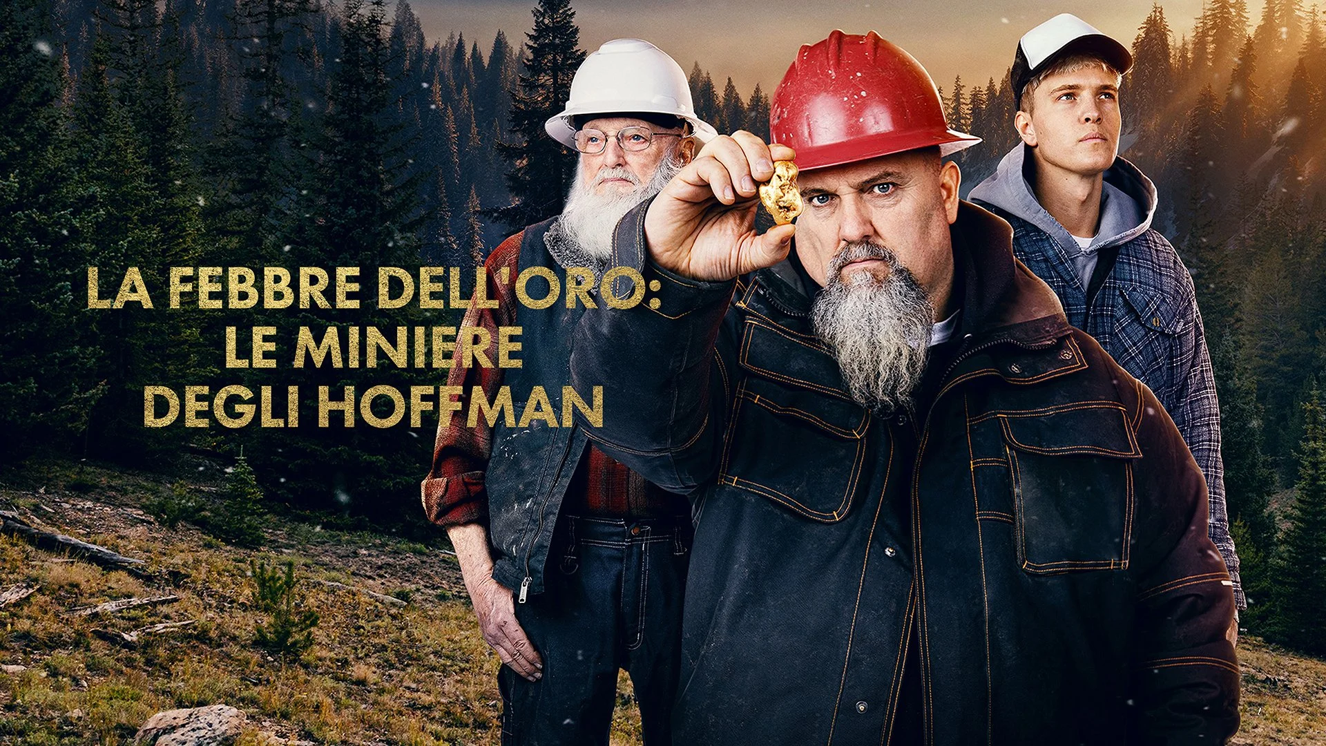 Immagine di tre uomini con caschi da minatore in un paesaggio boscoso al tramonto, con testo in italiano 'La febbre dell'oro: le miniere degli Hoffman'.