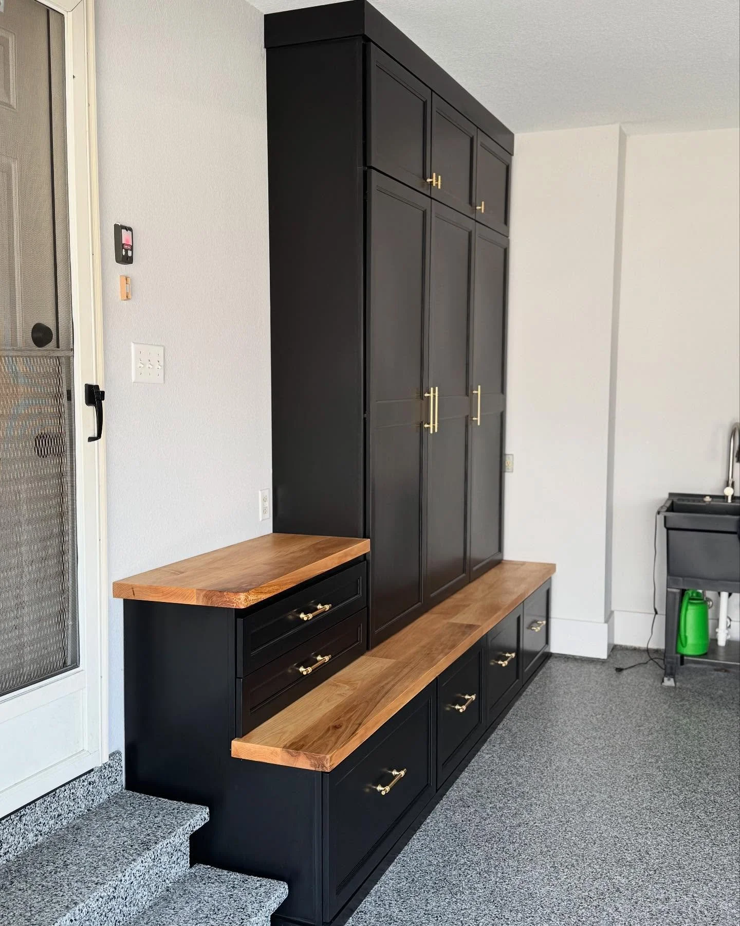 Custom built-in lockers/drawers to help organize all that kid stuff! Coats, backpacks, shoes, sports gear…there is room for it all here!
.
.
.
.
#builtins #madewithkencraft #customcabinetry #woodworking #garageorganization #mudroomdesign #kido