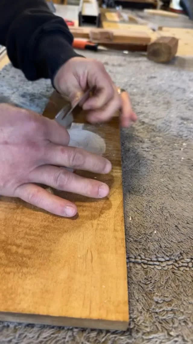 A pair of custom drawer pulls for some humidor end tables I’m working on…
The pulls are made out of mahogany and the fronts are curly maple…both finished with some walnut danish oil.
I came up with these after not liking my fir