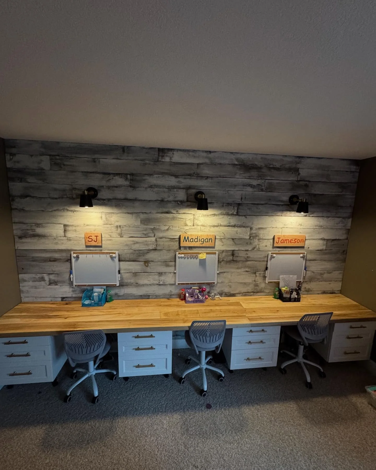Christmas post #4: our big gift to the kids…a built in desk in the “play room”. Hoping this brings a little organization to all the art supplies, legos, and toys and all the other stuff in this room 🙃. The kids have been loving it