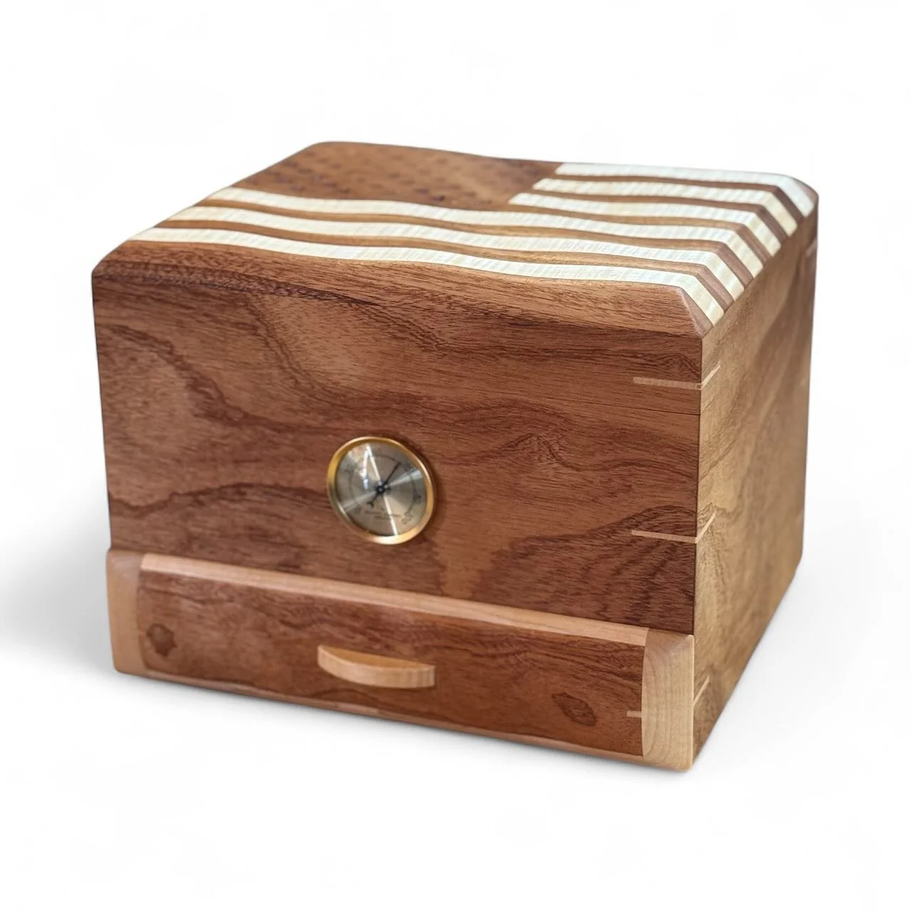 This humidor is made from mahogany, curly maple, and Spanish cedar. It features a wavy American flag design, splined miters, and a velvet lined accessory drawer. Available on the Boyle Woodcraft website (link in bio).
#humidor #patriotic #americanf
