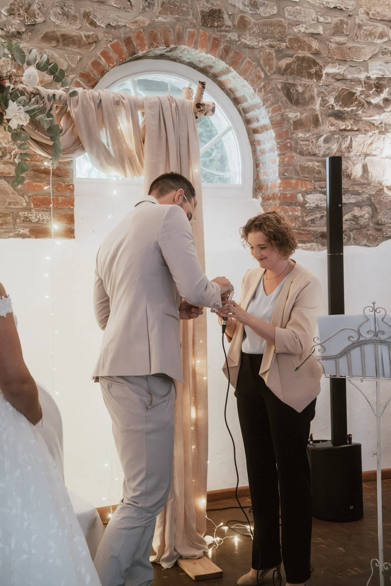 Bräutigam mit Traurednerin 