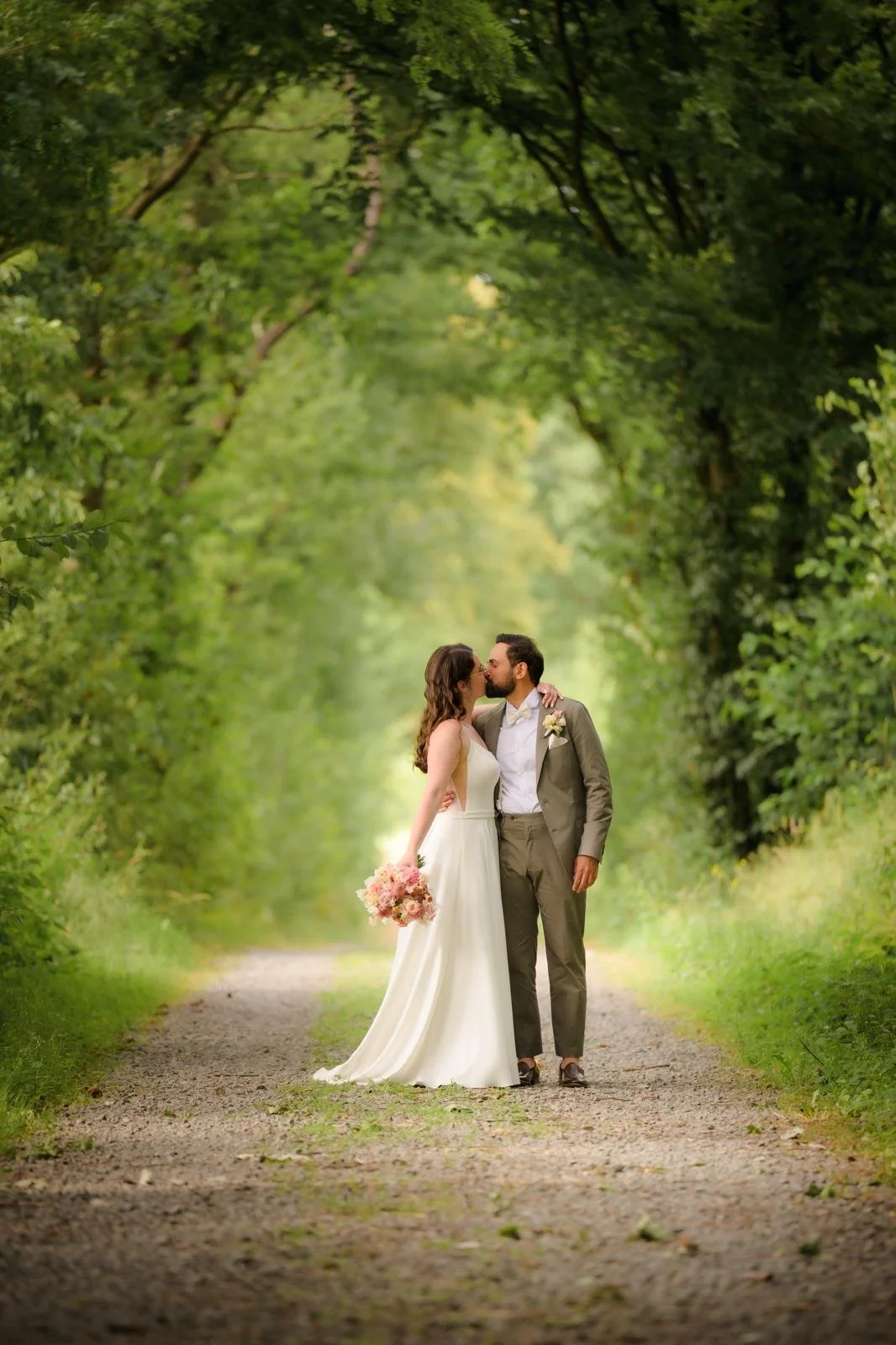 Küssendes Brautpaar im Wald