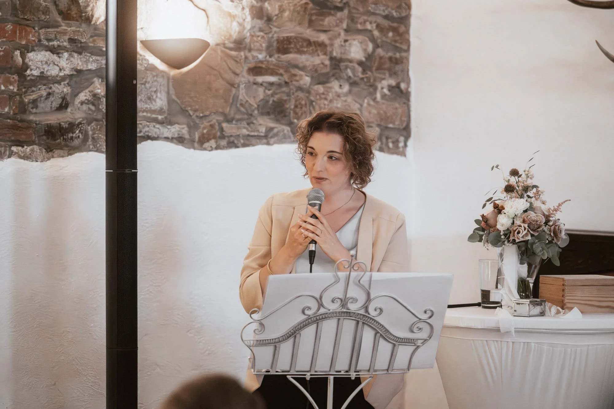 Traurednerin am Mikrofon