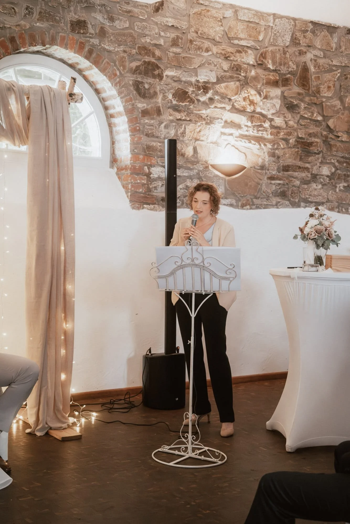 Traurednerin am Mikrofon