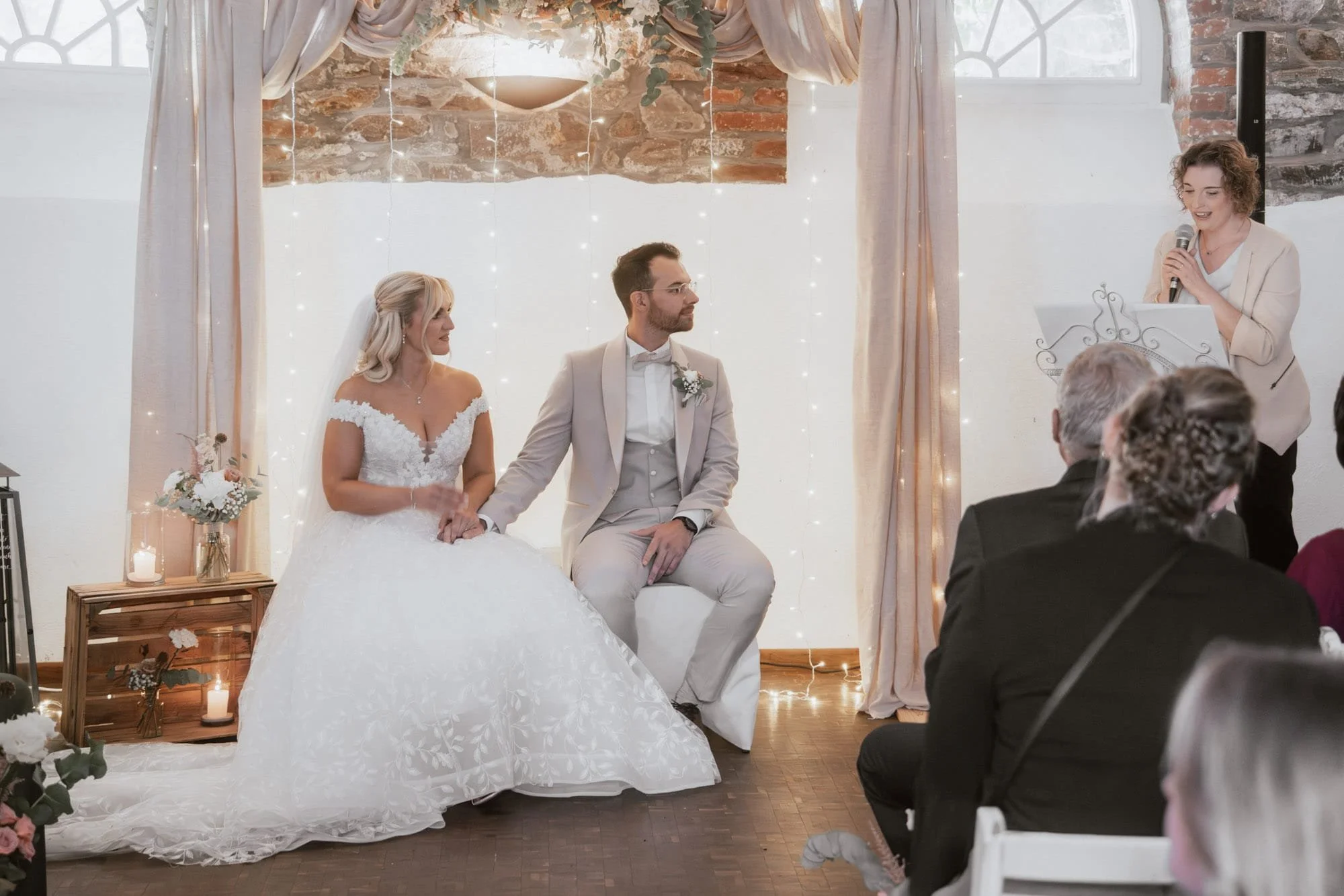 Brautpaar mit Traurednerin