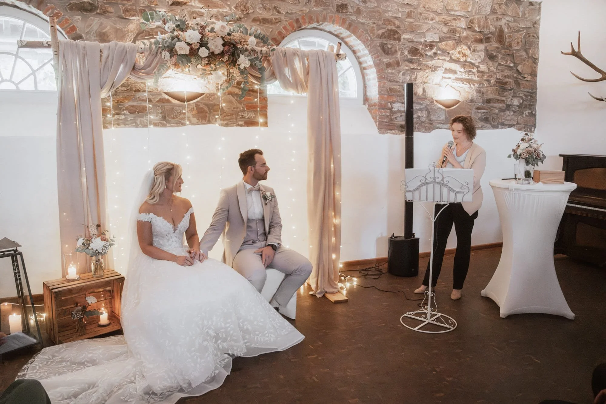 Traurednerin mit Brautpaar