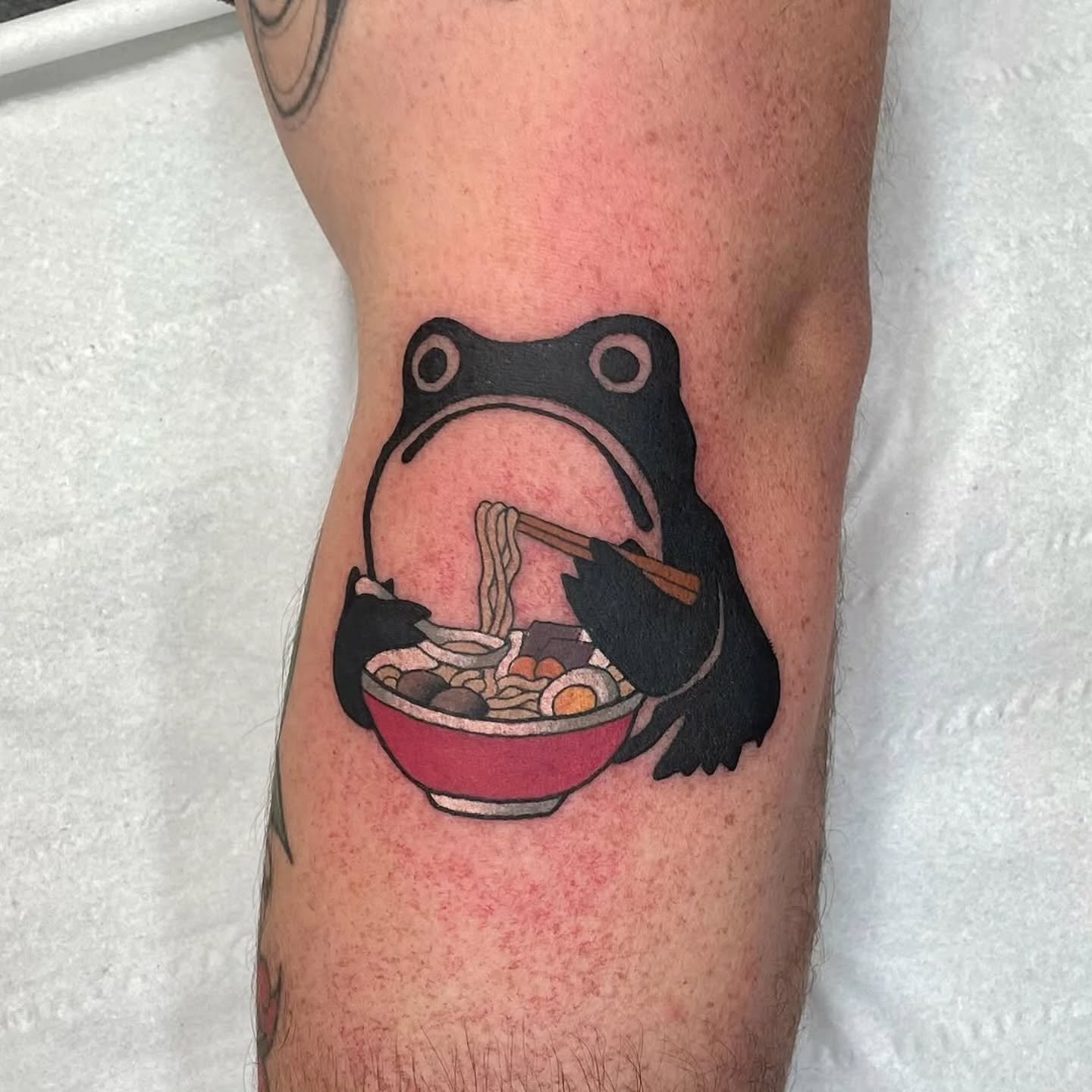 reposted from @mikeharpertattoo

The original frog design is from a wood block print by the Japanese artist Matsumoto Hoji

#blackgalleon #blackgalleontattoo #mikeharpertattoo #kingslynntattoo #kingslynntattooartists #ramennoodles #ramentattoo