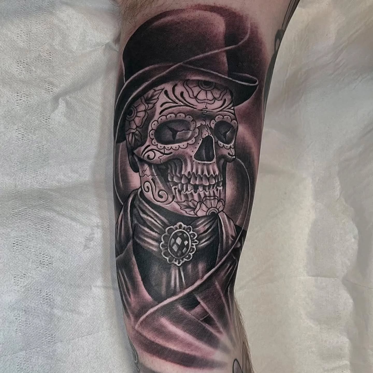 reposted from @mikeharpertattoo

#blackgalleon #blackgalleontattoo #mikeharpertattoo #kingslynntattoo #kingslynntattooartists #dayofthedead #diadelosmuertos #skulltattoo #skulltattoos