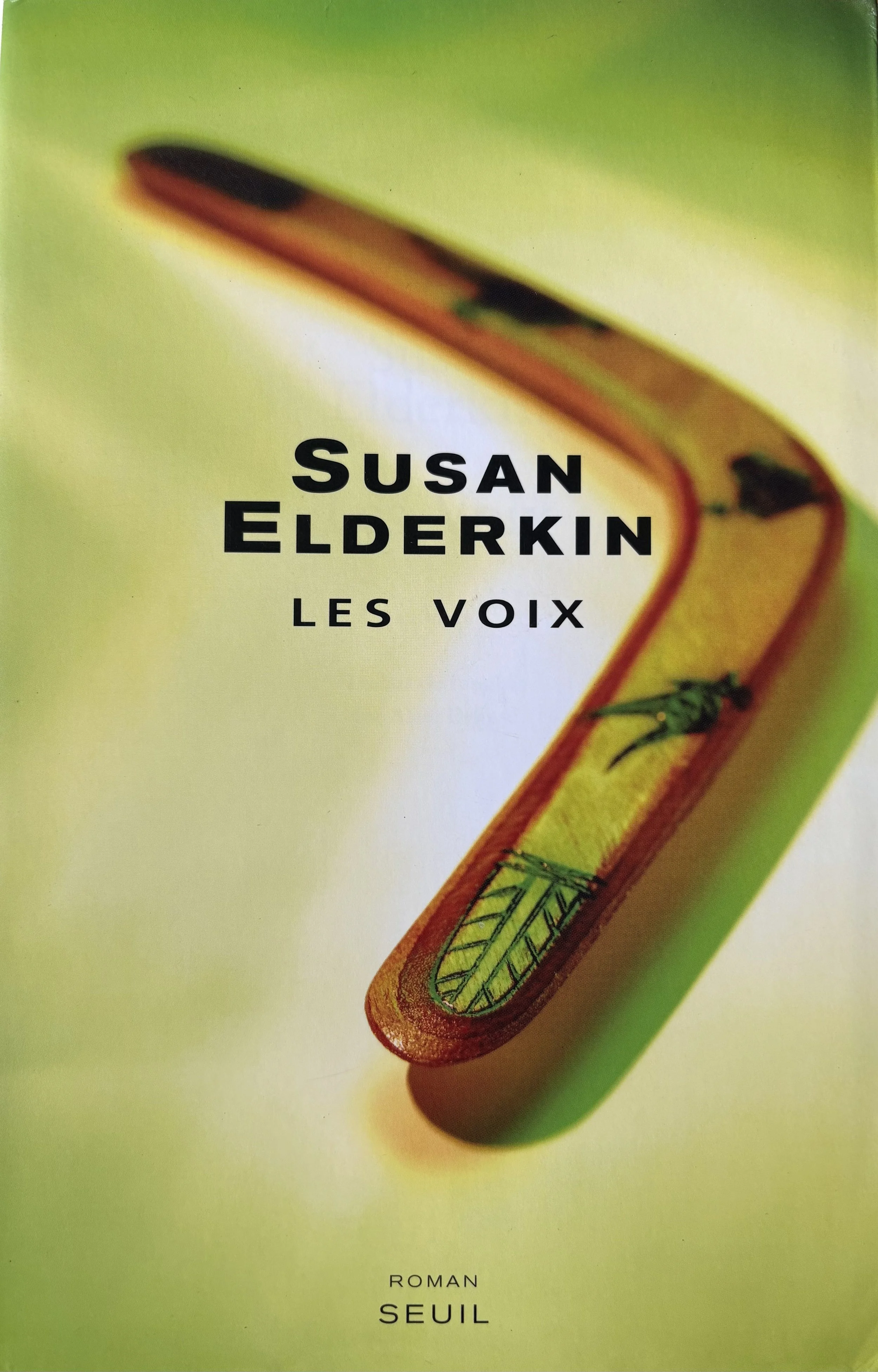 Book cover of 'Les Voix' by Susan Elderkin, published by Seuil, featuring a close-up of a green digital thermometer with black and green markings, set against a yellow background.