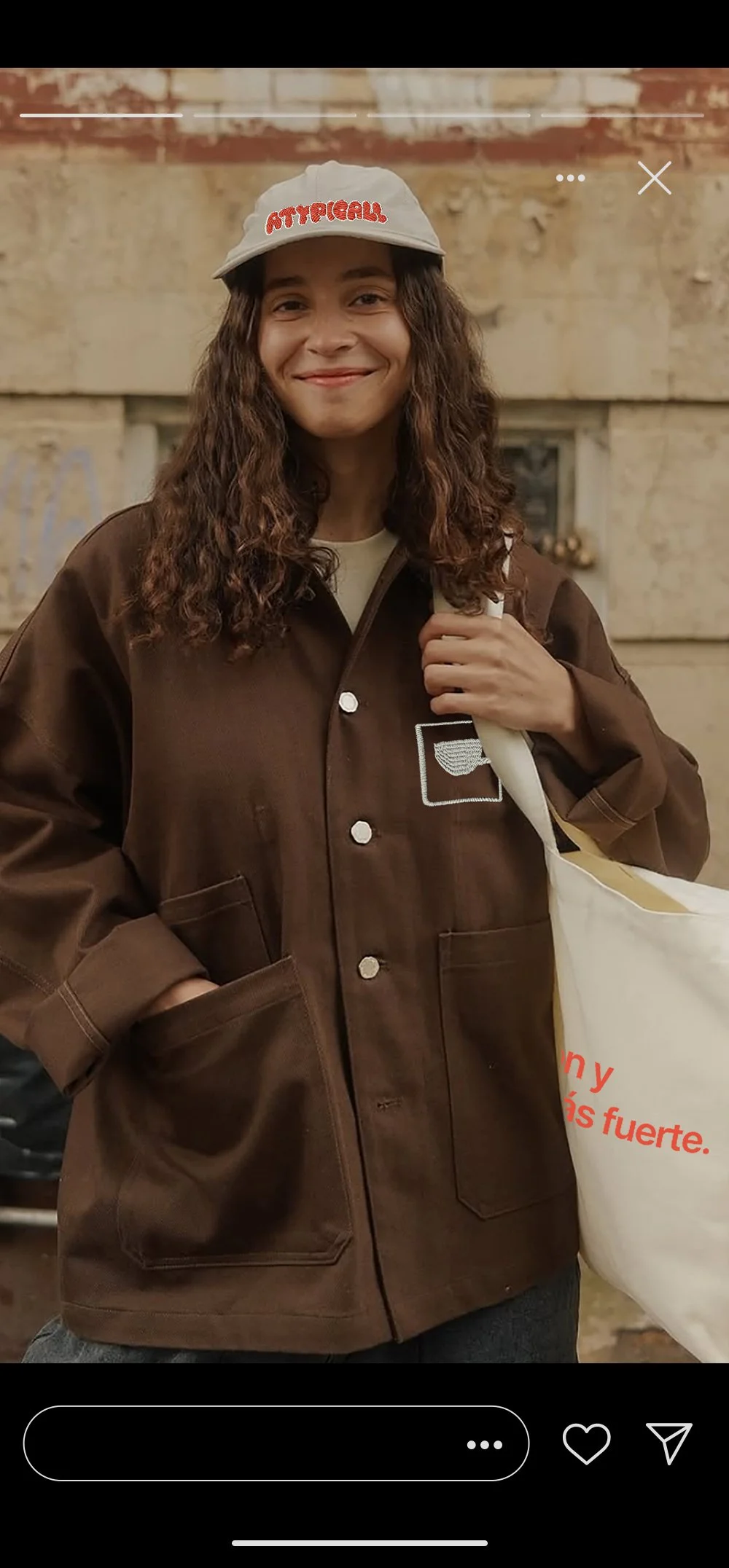 stories de chica gorra y tote.jpg