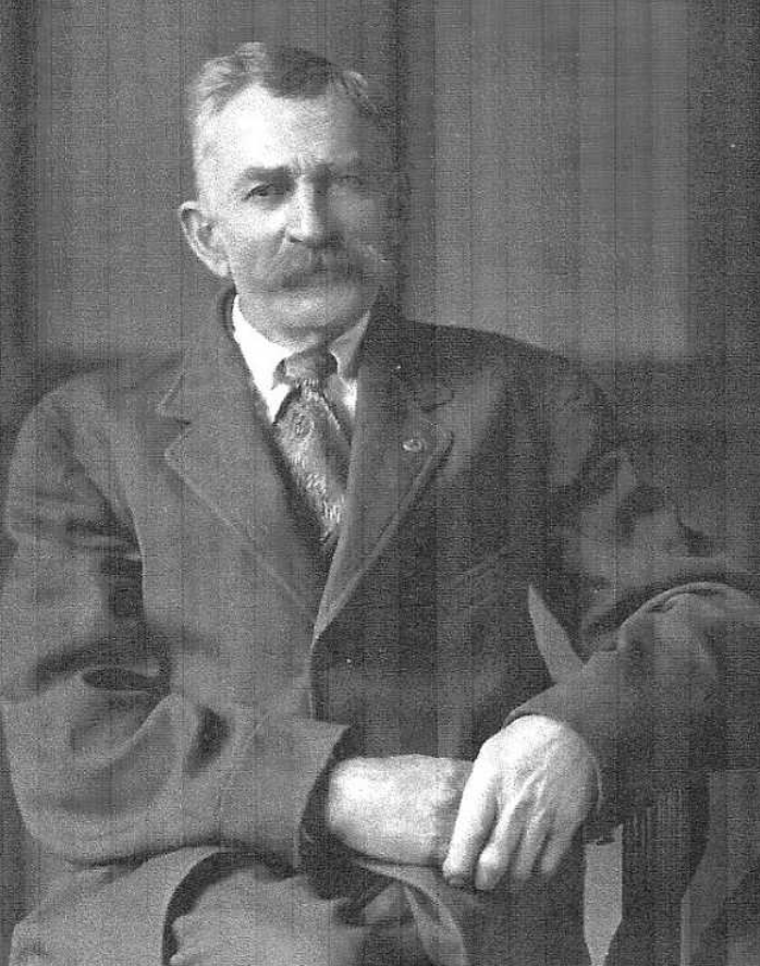 Leslie Simon Strout (1855-1924).png