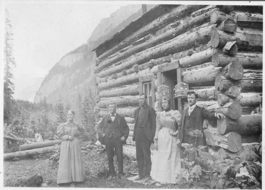 Almon Strout (1846-1909) w Mary Welch in doorway, Ouray, CO 1900.png