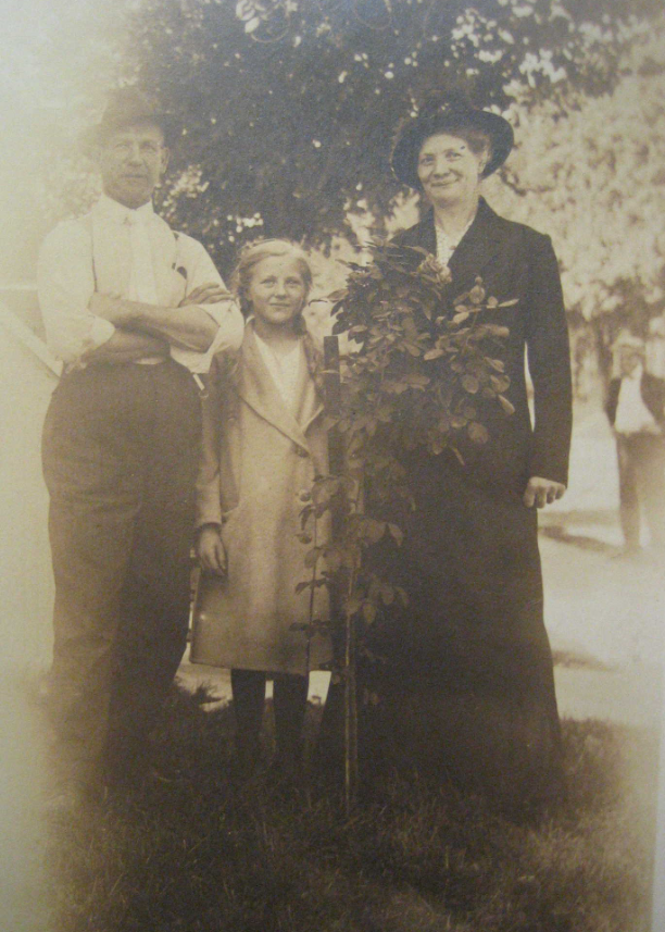 Nettie, Pete & Luella Strout.png