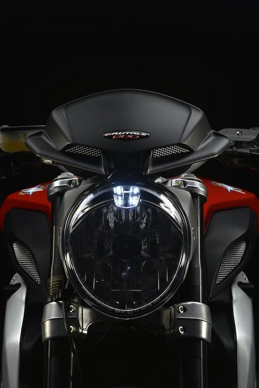 mv-agusta-brutale-800-rosso-rubino-faro-anteriore.jpg