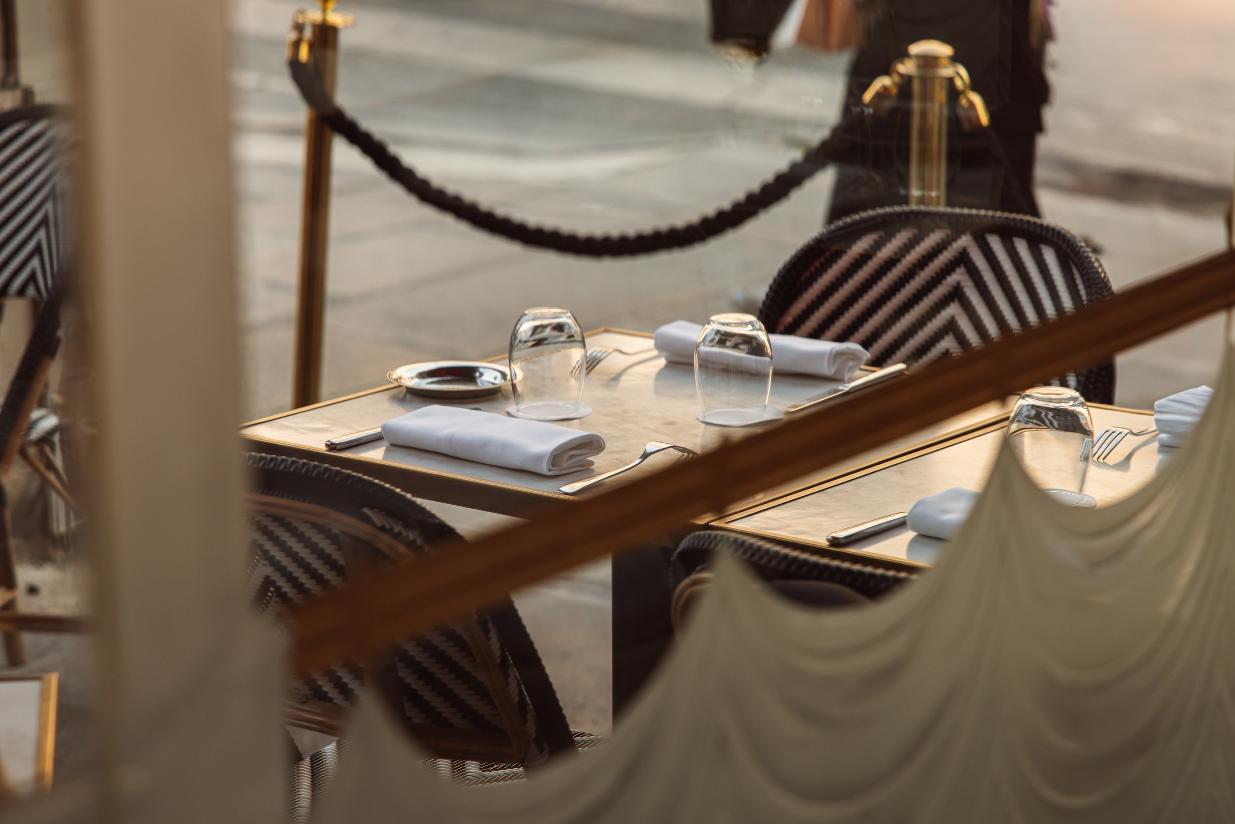 Brasserie-Du-Louvre-Exterior-Table.jpg
