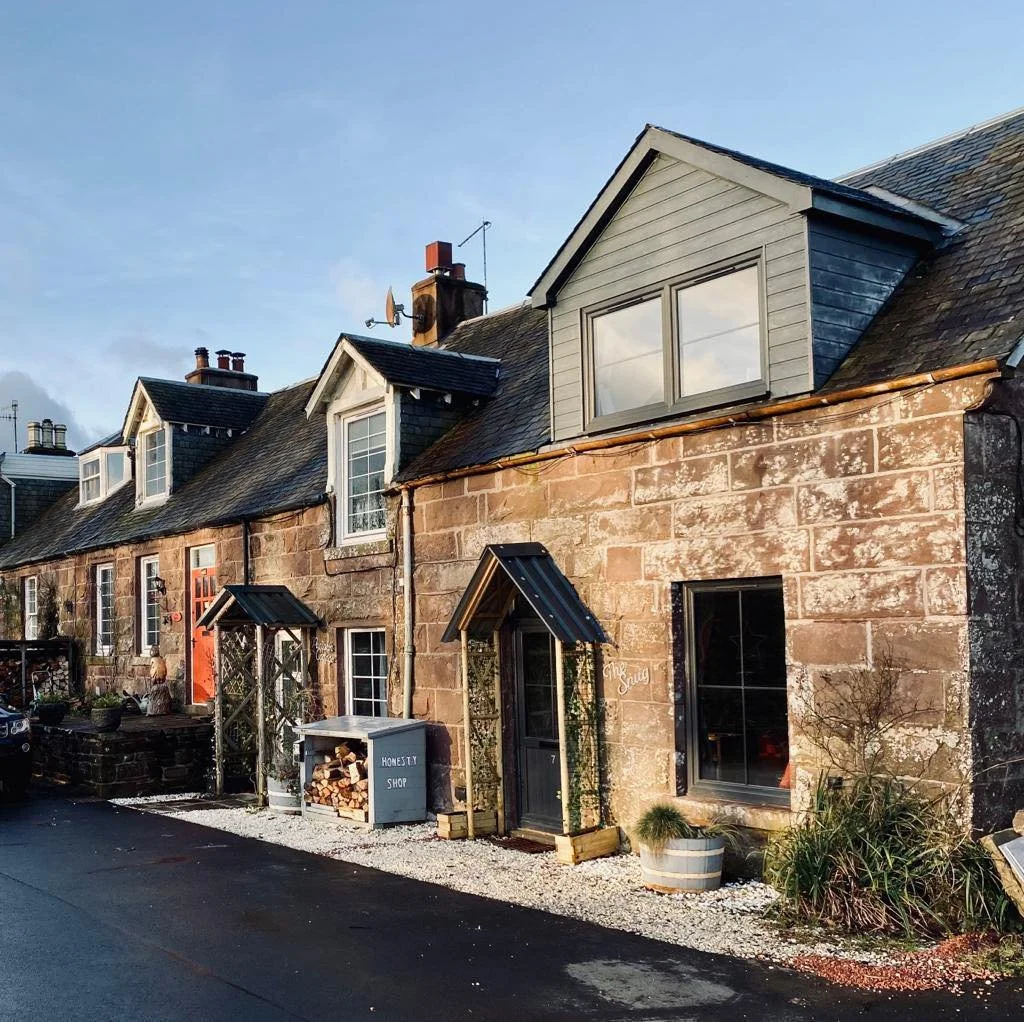 JUNE AVAILABILITY AT THE SNUG AND RIVER HIDEAWAY 10% OFF !! Saturday 15th June 3-7 nights. 
Beautiful stone cottage for 2, dogs welcome 🐾
Fabulous county location close to Loch Lomond, the Trossachs, Stirling Castle, Wallace Monument, Distilleries🥃