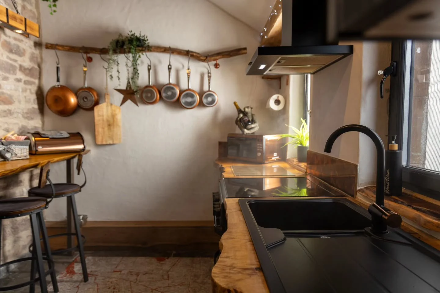 Heart of the Home: The Kitchen ❤️

Stepping into our cottage kitchen at Loch Lomond &amp; The Trossachs feels like a warm hug for the soul! 🏡✨
Here, rustic charm meets everyday comfort, inviting you to create delicious memories. 🥕🥧

​Imagine morni