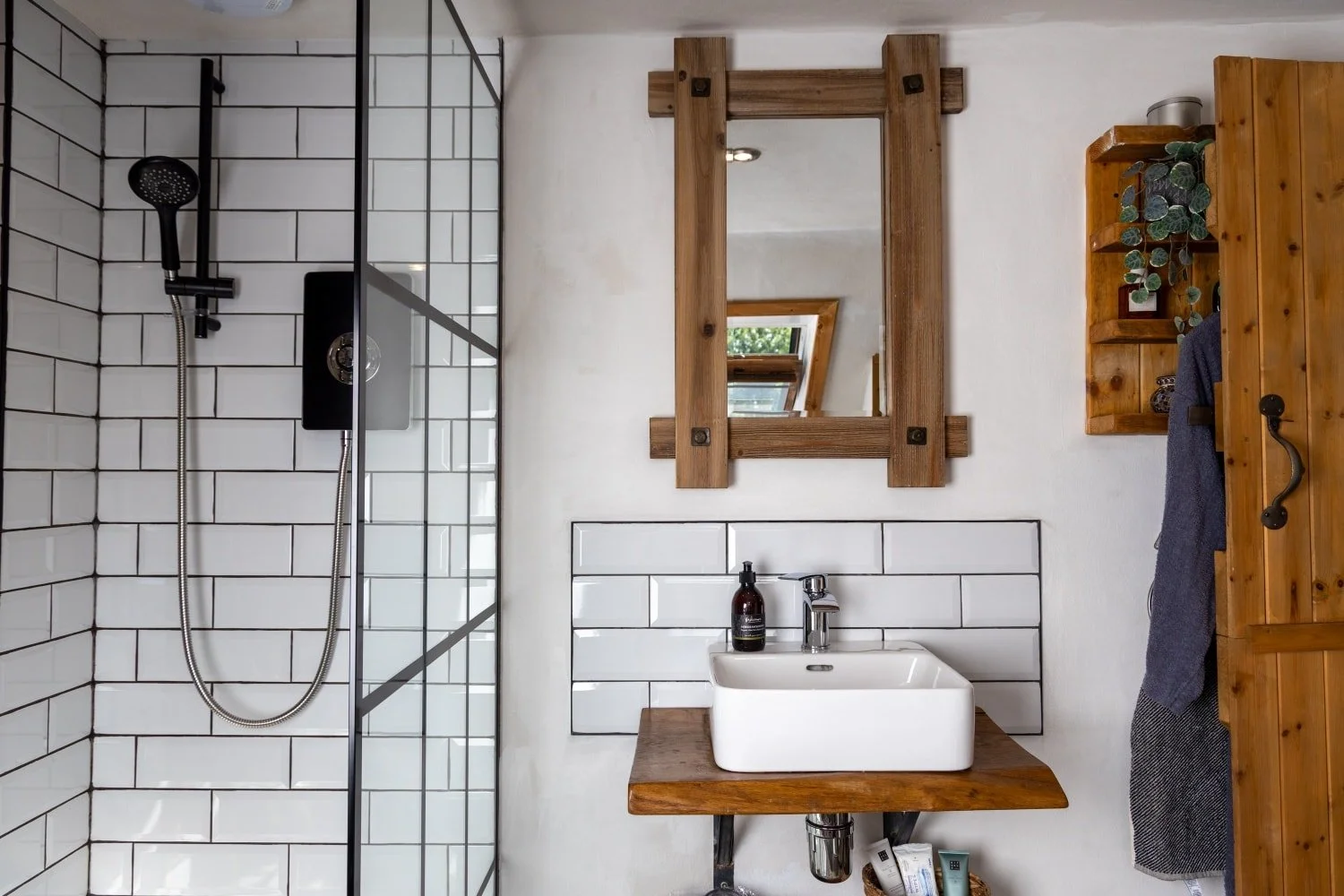 Indulge in pure relaxation 🚿

​At our snug, the bathroom isn't just a bathroom &ndash; it's your private sanctuary. ✨
​We've designed it with your ultimate comfort in mind, featuring:

​A spacious, invigorating walk-in shower with a refreshing rainf