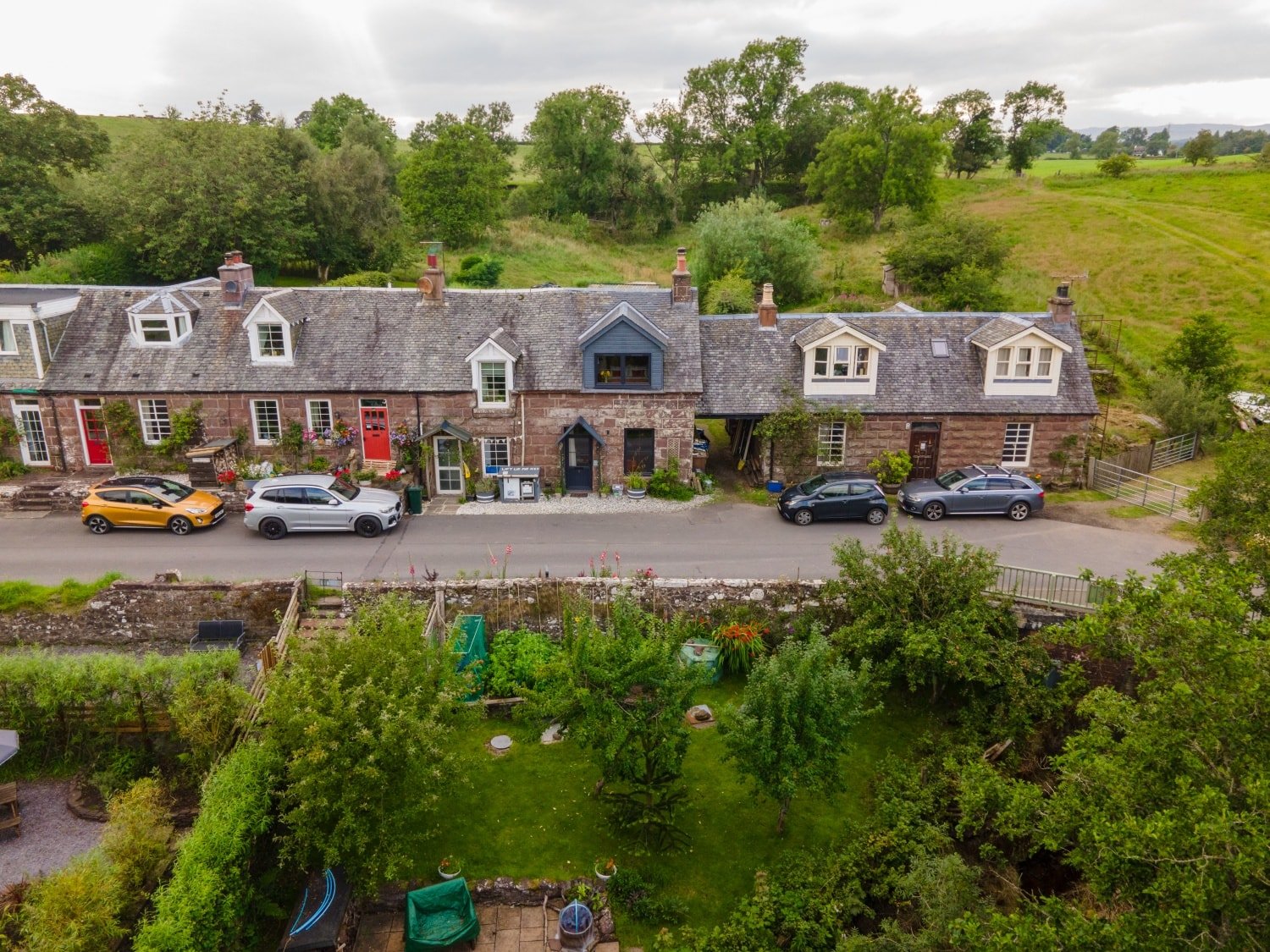 Tired of the hustle? Come and find your peace at The Snug and River Hideaway in our tranquil Scottish village. Our charming cottage is the perfect base for experiencing genuine Scottish charm.
​Just a short, lovely wander down the road, you'll find o