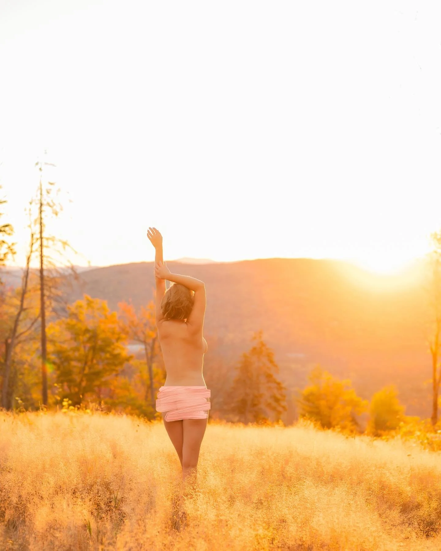 SHED 🍂 

That word pierced through my mind 20 minutes before my alarm, pulling me awake while on retreat in Maine with @sheflowsandgrows last weekend. I peeked out the window, grabbed my tripod and camera, and chased the sunrise before it climbed ab