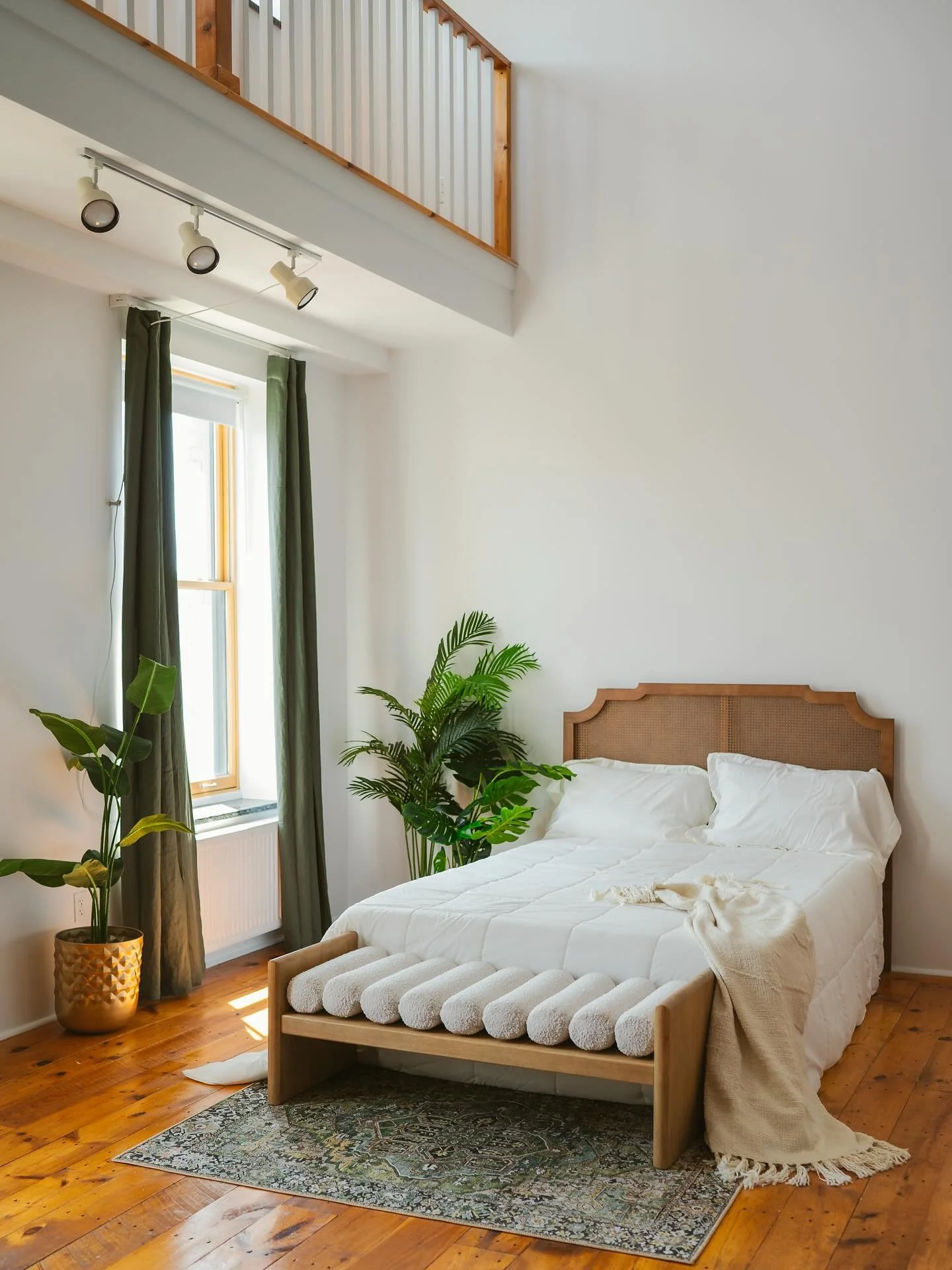 Currently prepping the studio @walthamopenstudios this weekend ! 

Come visit me on Sunday, November 2nd from 12-5 at @lincolnstudioswaltham to see the space IRL, check out some of the albums and wall art we offer clients, and sign up to get some sne