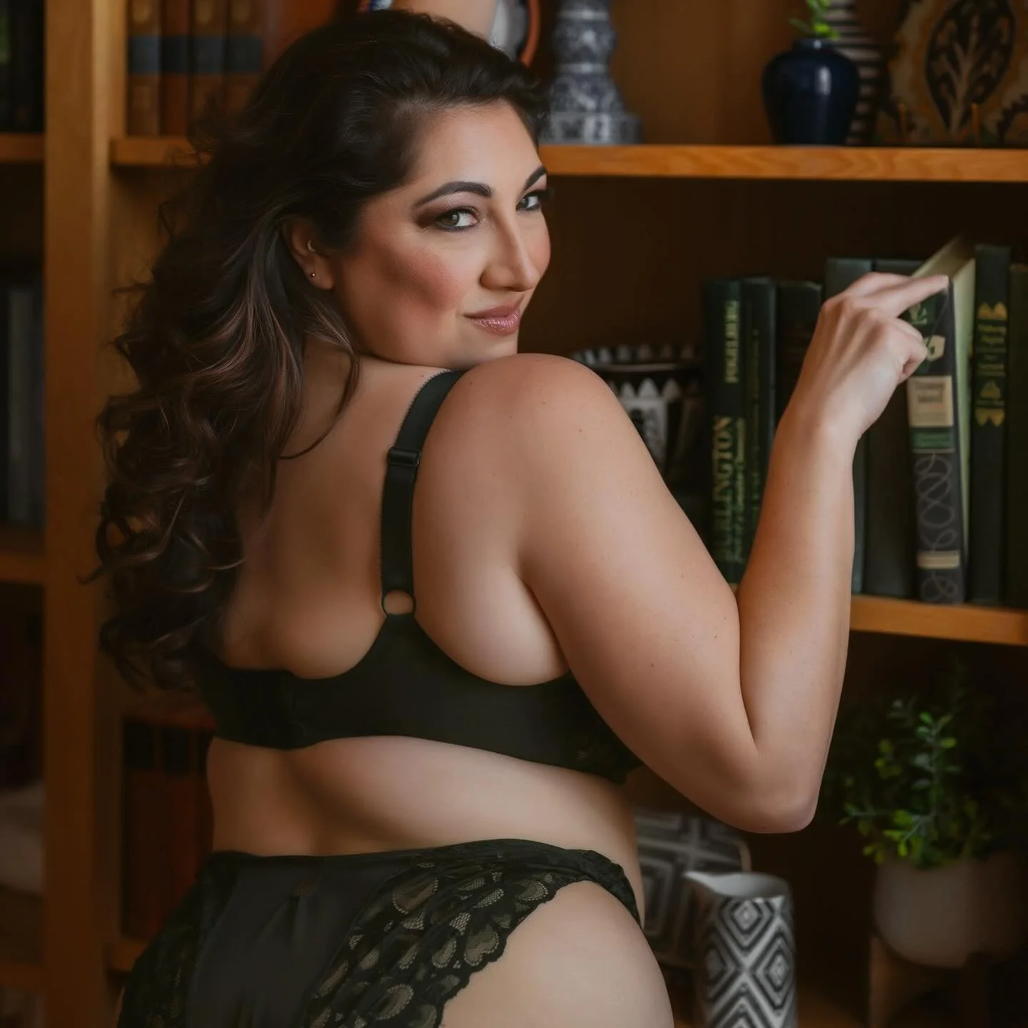 Plot twist: your favorite boudoir studio now hosts a book club! 📚

The Ren Room Book Club kicks off February 27th with &ldquo;Writers &amp; Lovers&rdquo;  by Lily King - a Boston-based story about a woman finding her voice and the messy journey of ✨