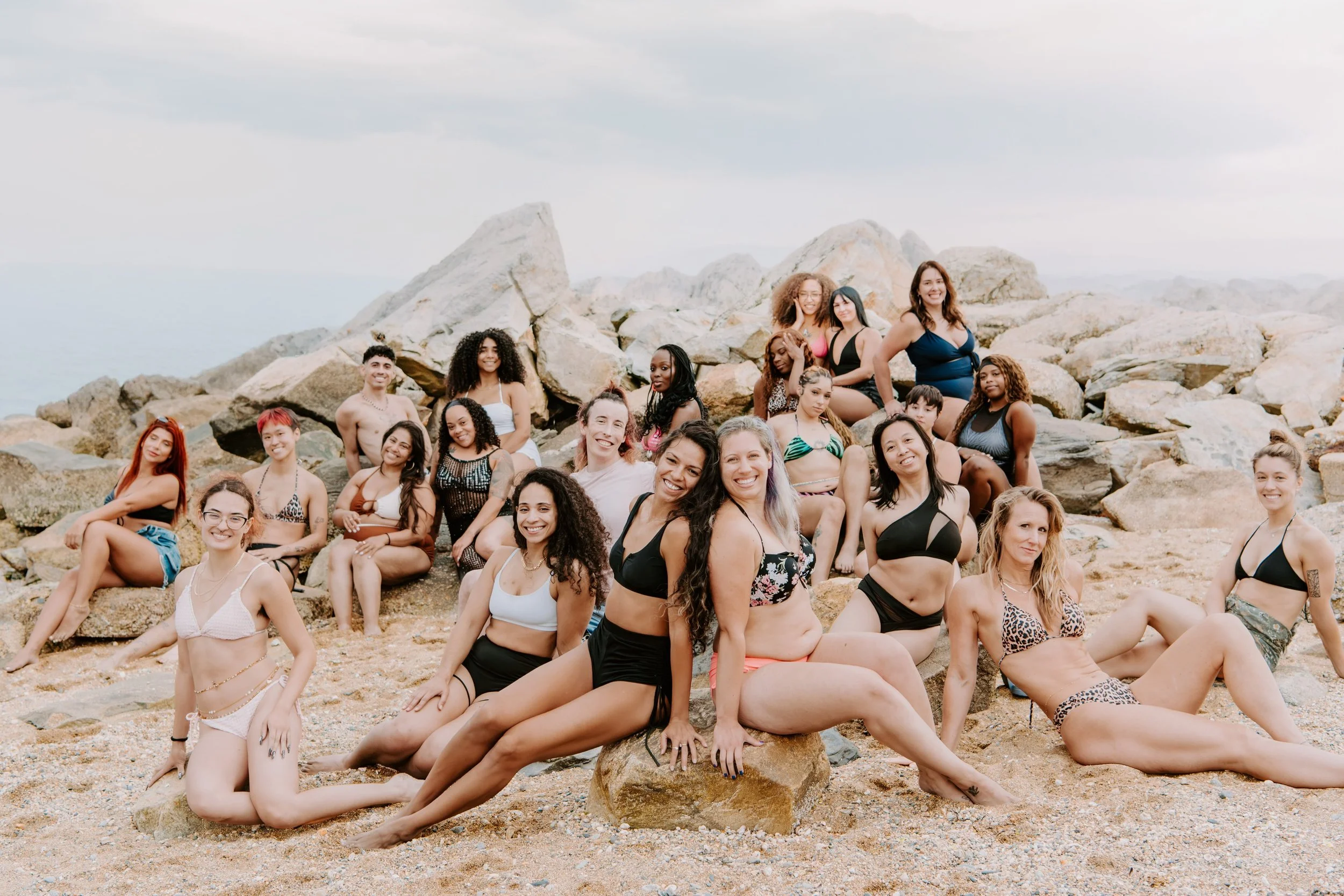 Yesterday with these pole dancing, ass-shaking beach baddies 🧜&zwj;♀️✨📸

One of my favorite things about the @inyourskinstudio community has always been how genuinely supportive everyone is of each other. Cheering each other on, hyping each other u
