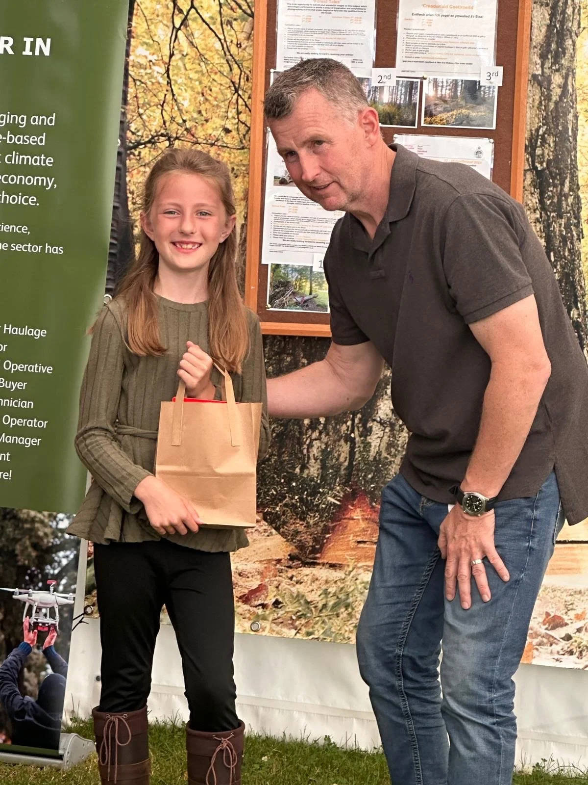 Going back down memory lane Jamie got to meet @nigelrefowens one of the best referees in the world! Royal Welsh Show photography competition with Nigel presenting the winners with prizes 😃 If you&rsquo;re watching the match today! Good luck all! 🏴?