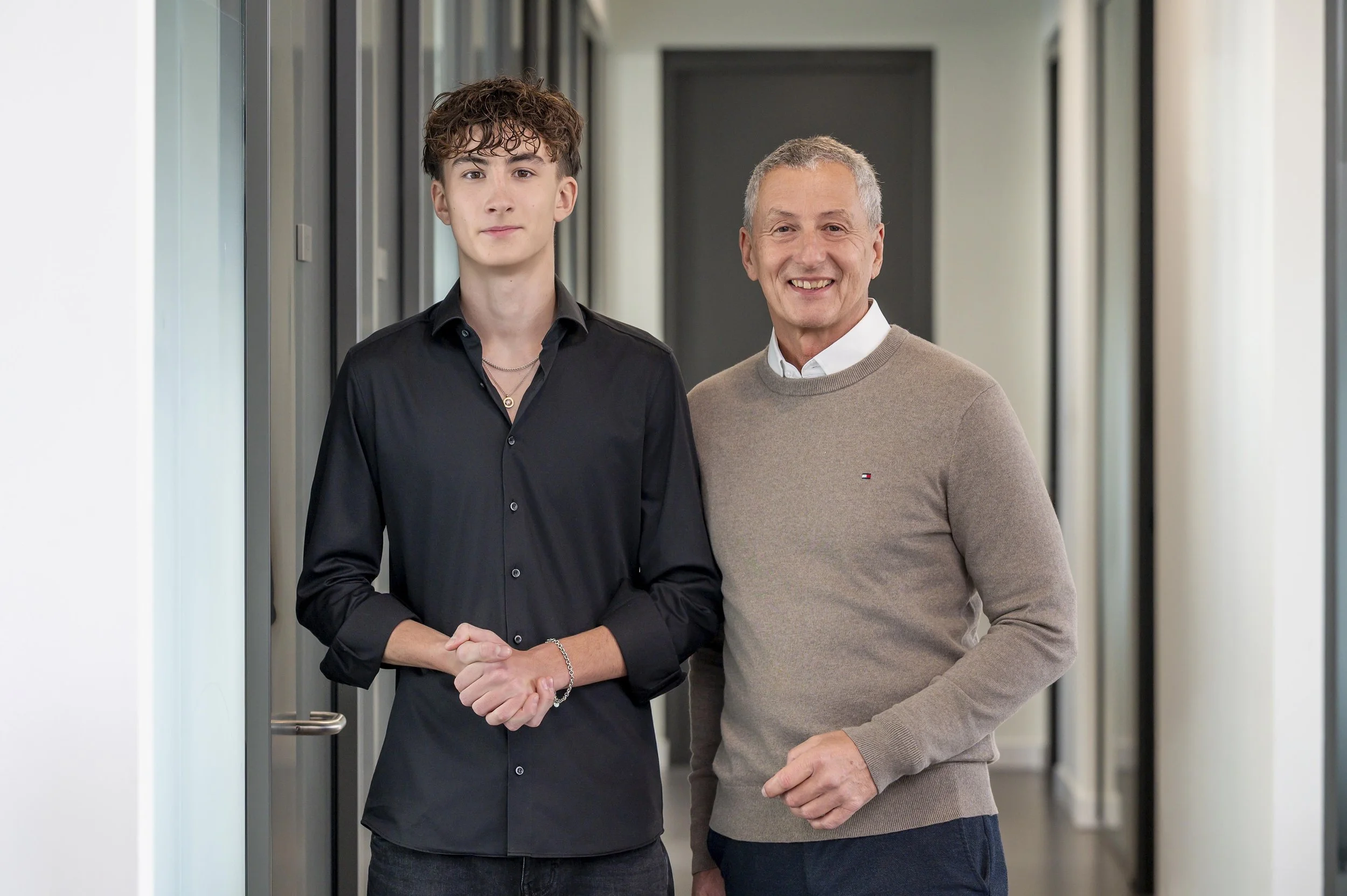 Zwei Männer stehen in einem Flur