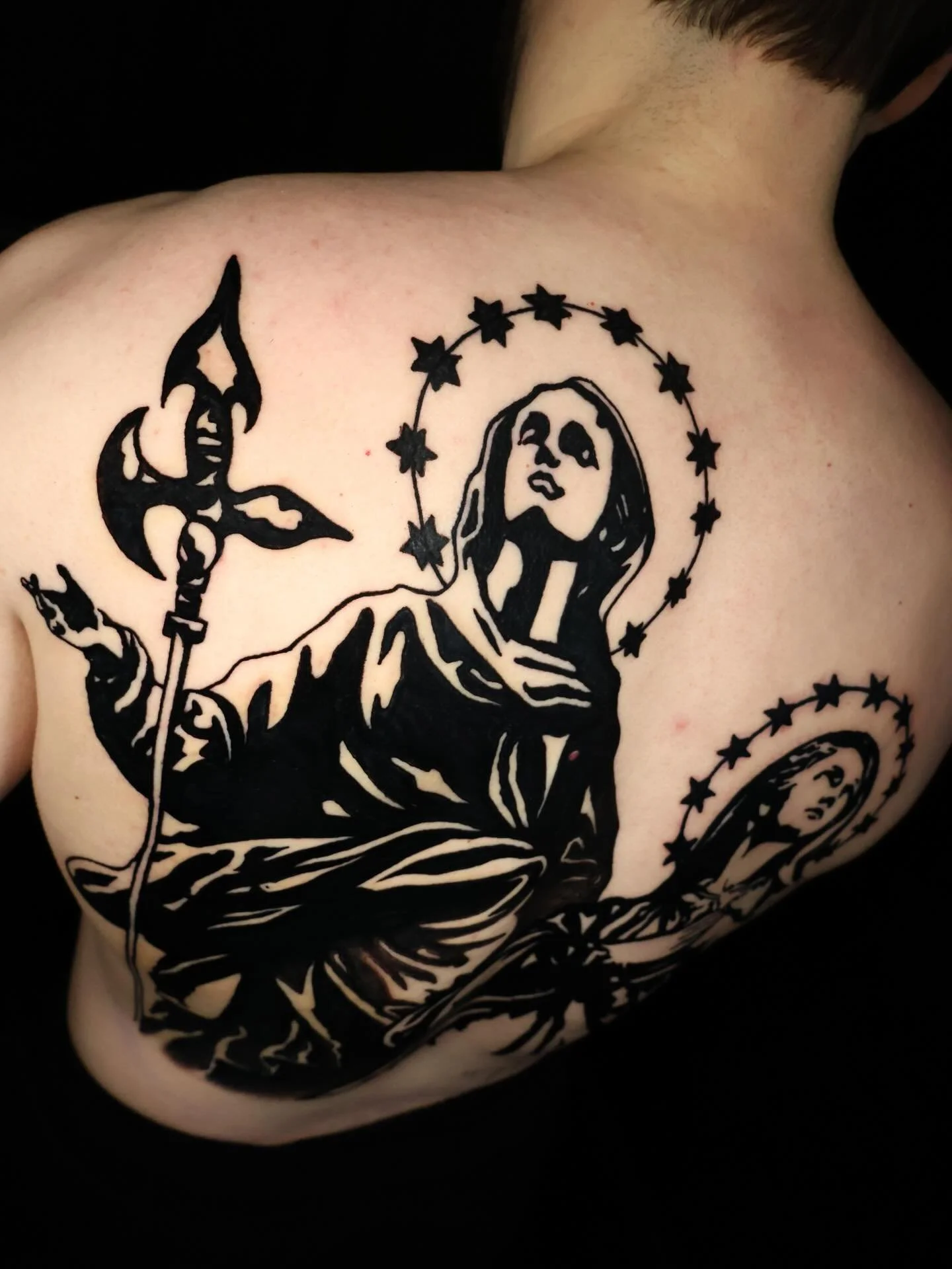 Beneath Her Gaze - Milano Ever Present 🕯️

Fantastic start to this back piece for @jxhnsanderson. Thanks for sitting well on this one. Looking forward to getting more of this underway for you. 🙌🏻

#boldtattoos #backpiece #statuetattoos #tattooingb