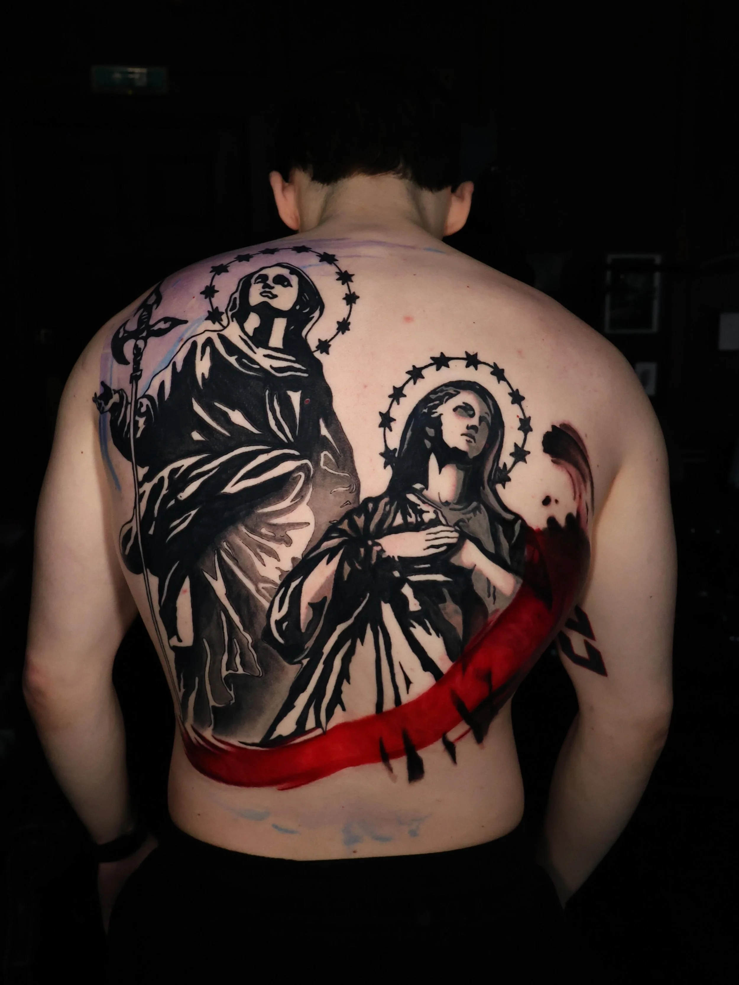 Beneath Her Gaze - Milano Ever Present 🕯️

Another session down with @jxhnsanderson as his devotion to the vision continues on his back piece. Further elements emerge from the shadows as we build out the movement and drama across the back. Inching e