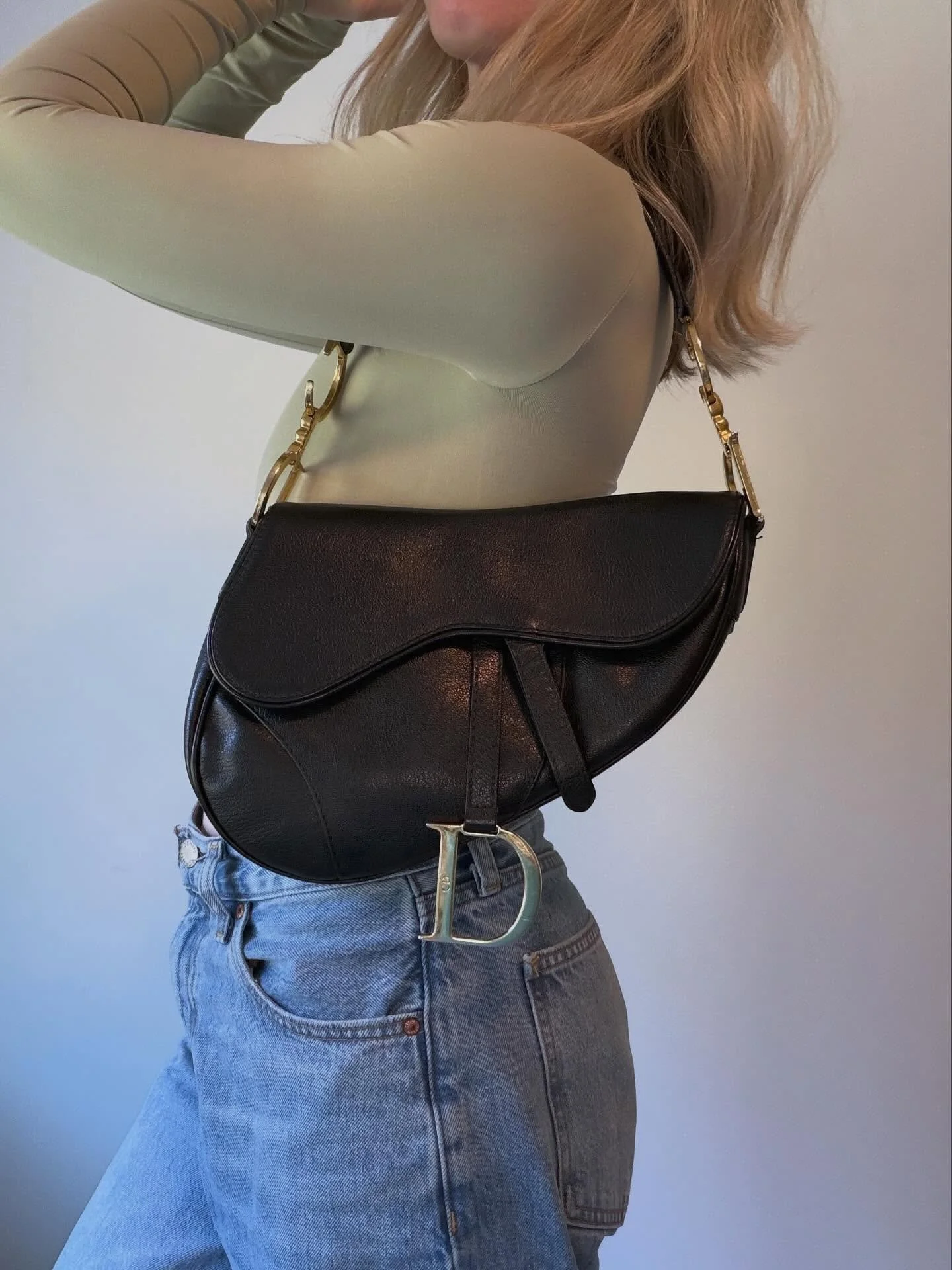 Some pre-love it! favorites that are still available along with my favorite song on the Taylor album 😜 

#taylorswift #secondhand #vintagedesigner #luxurybags #chanel #prelovedchanel #vintagediorsaddlebag