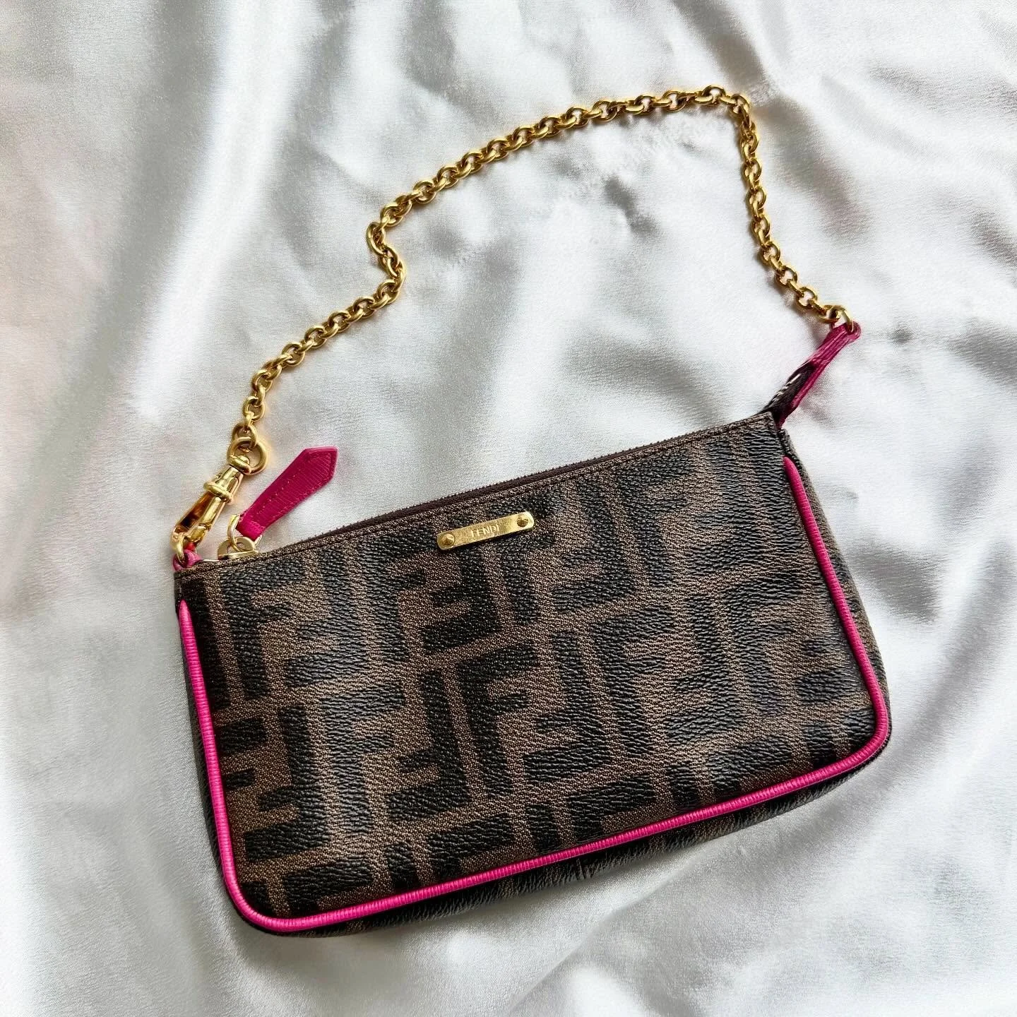 Adorable new arrival ✨
Fendi chain pochette | $525 

Yes, it fits a phone! 📱 pre-loveit.com 

#fendi #fendibag #vintage #instagram #fashion #photooftheday