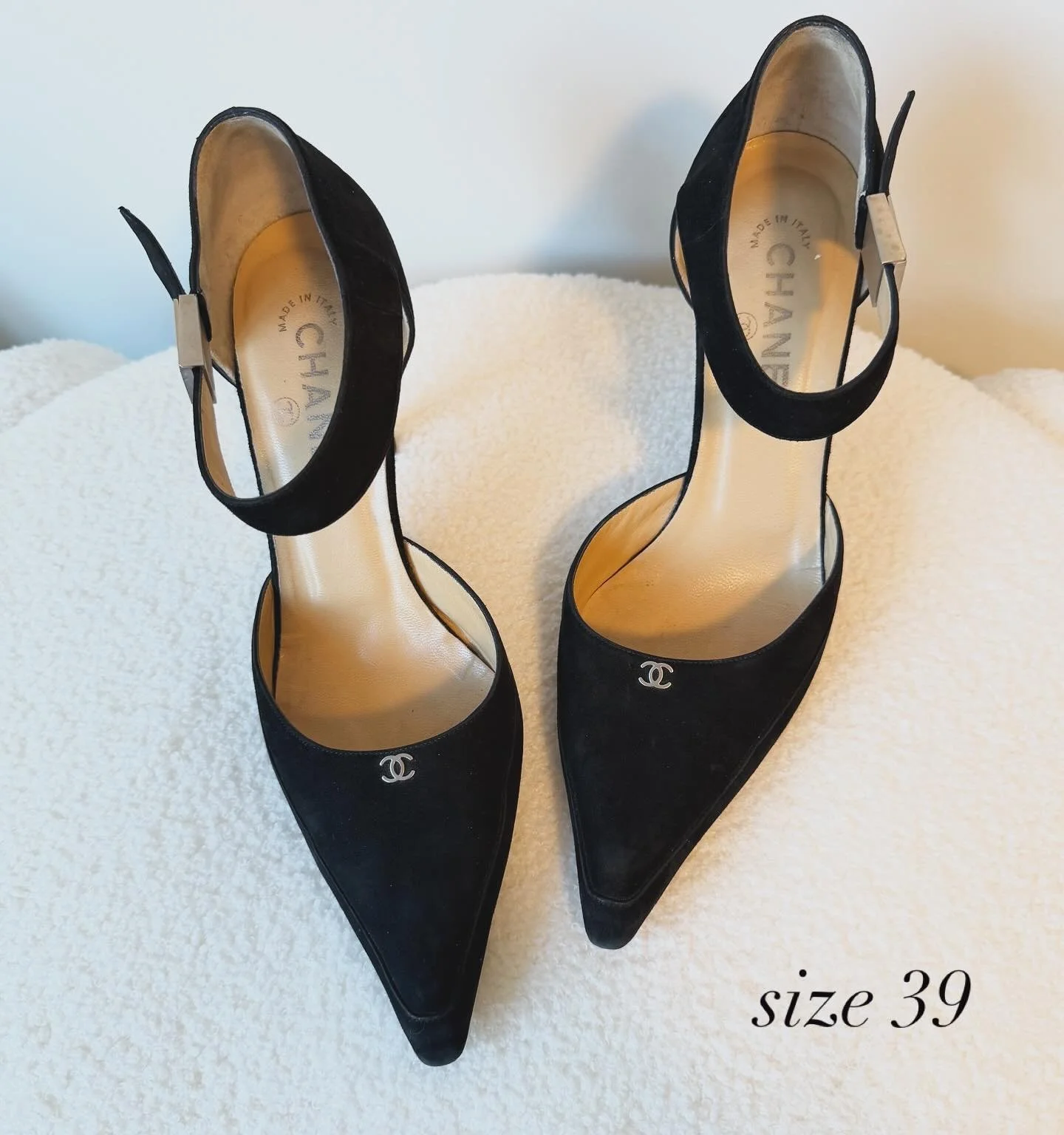 Black suede Chanel heels from the 90's 😍 

1 available | www.pre-loveit.com