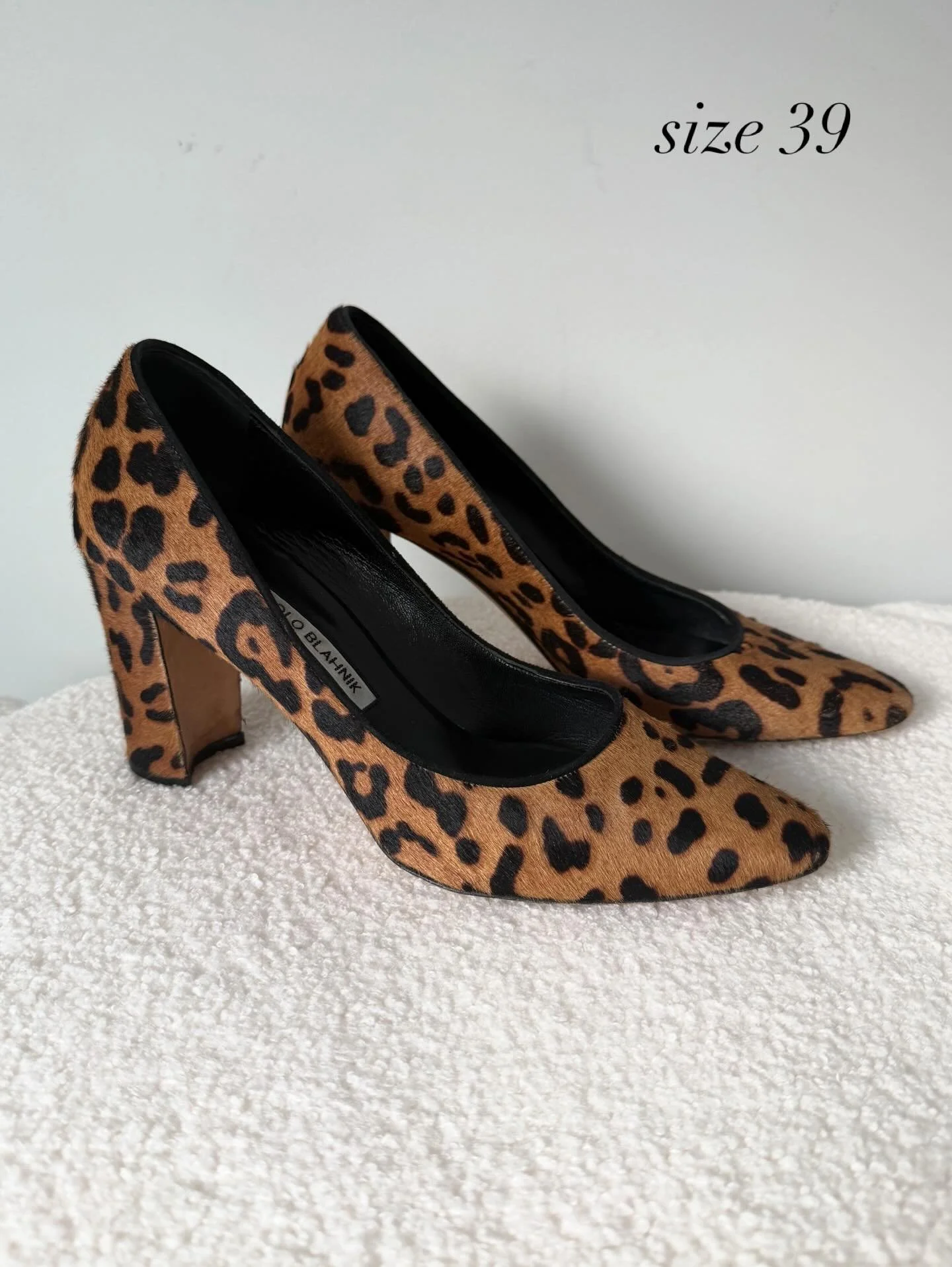 Manolo Blahnik has entered pre-love it! 😍
Pony Hair Block Heels 39 $260
Black Hangisi Flats 38 $385 

#preloved #manoloblahnik #hangisi #manolohangisi #hangisi