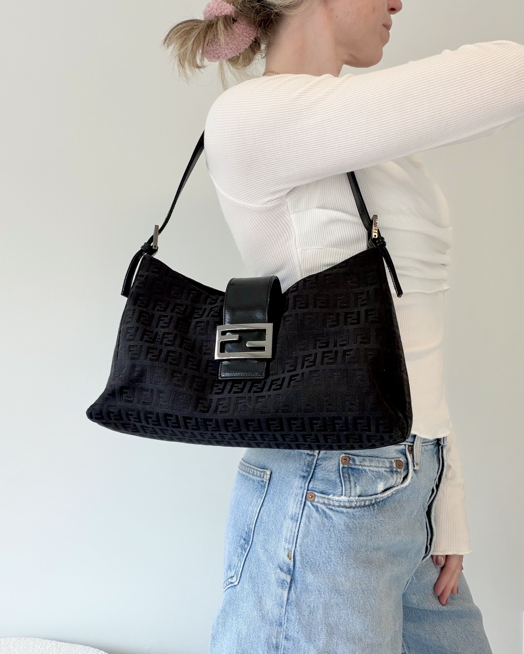 fendi_model_black-shoulder.png
