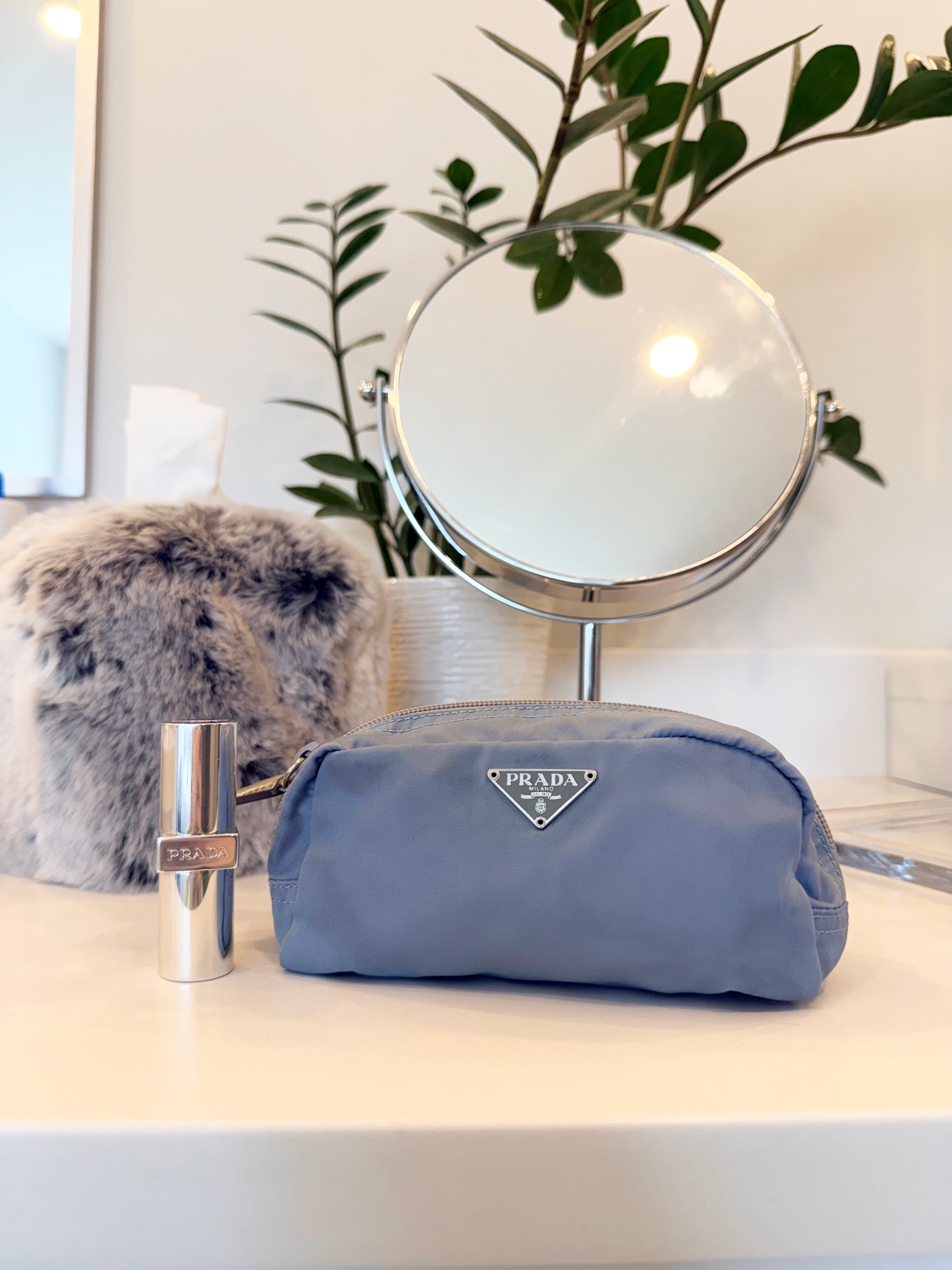 prada_pouch_model.png