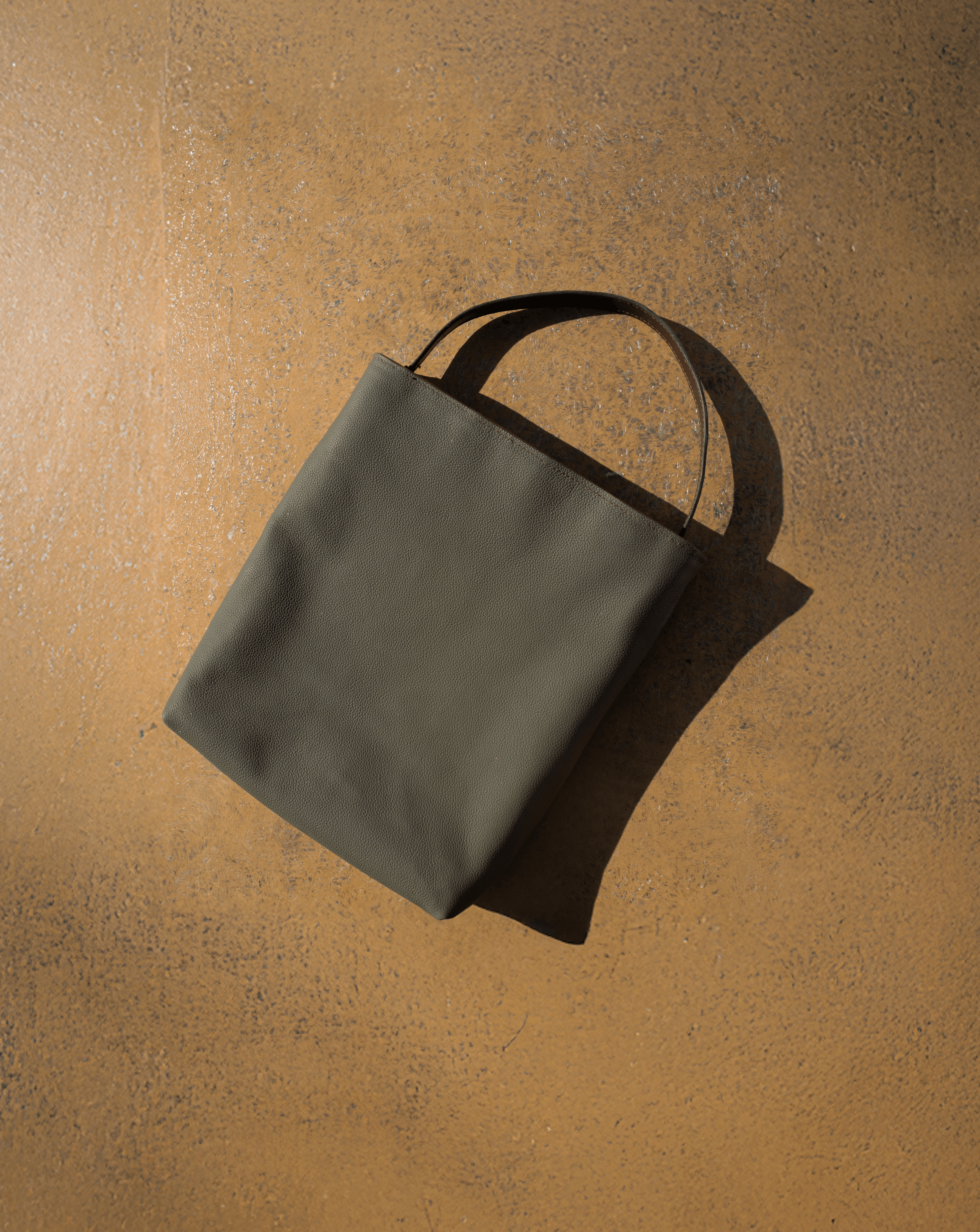 Compressed Bilbo tote back.png