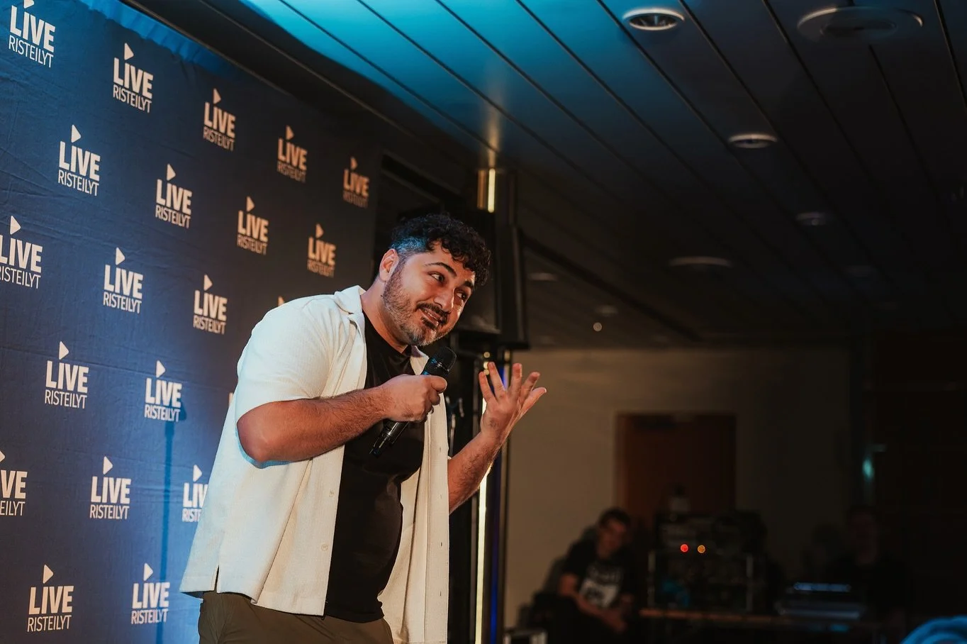 Viikonloppu, jota en unohda!
P&auml;&auml;sin mukaan Komediakapteeni Risteily Vol.2:lle, ja kokemus oli aivan huikea!

Risteily l&auml;hti perjantaina klo 18.30. Ensimm&auml;isen&auml; p&auml;iv&auml;n&auml; mulla ei ollut omaa keikkaa, joten sain na