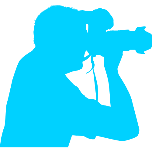 Silhuett av en person med mikrofon, som ser ut som en artist eller taler.