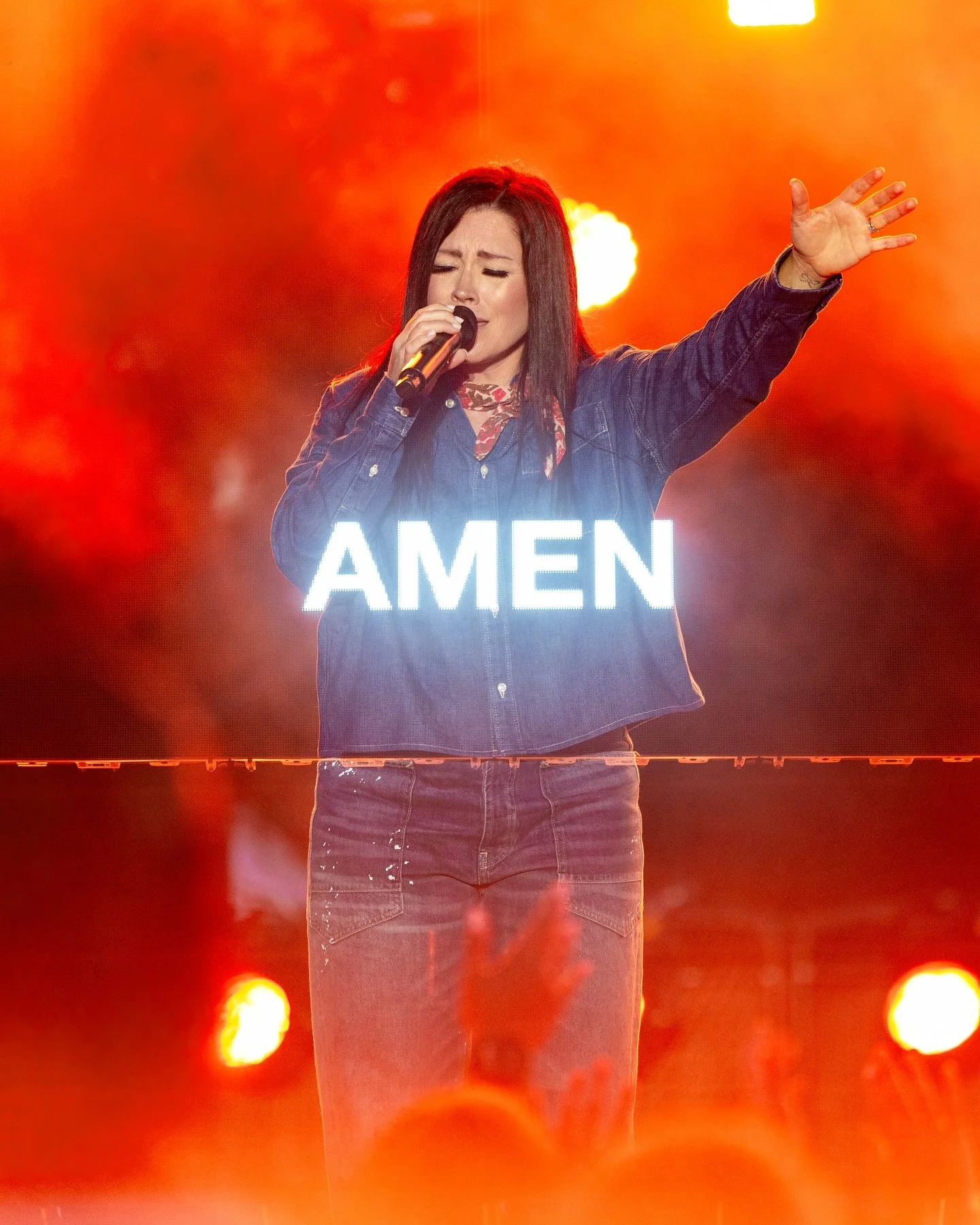 A full altar, hands raised, the setting sun, the sound of Heaven under the big sky, @karijobe and @codycarnes &mdash; what could be better than this!? 🙌🏼